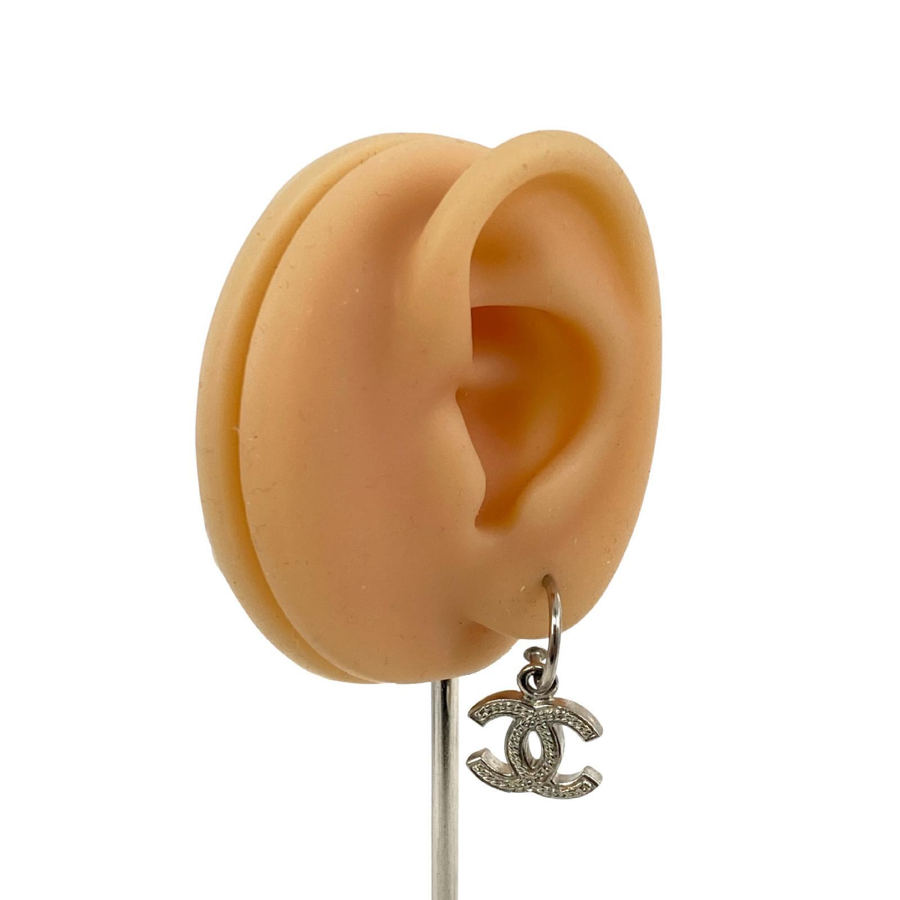 【*Shipped from: Hong Kong*】CHANEL Silver-colored Metal Coco Mark Earrings 06P — view 3