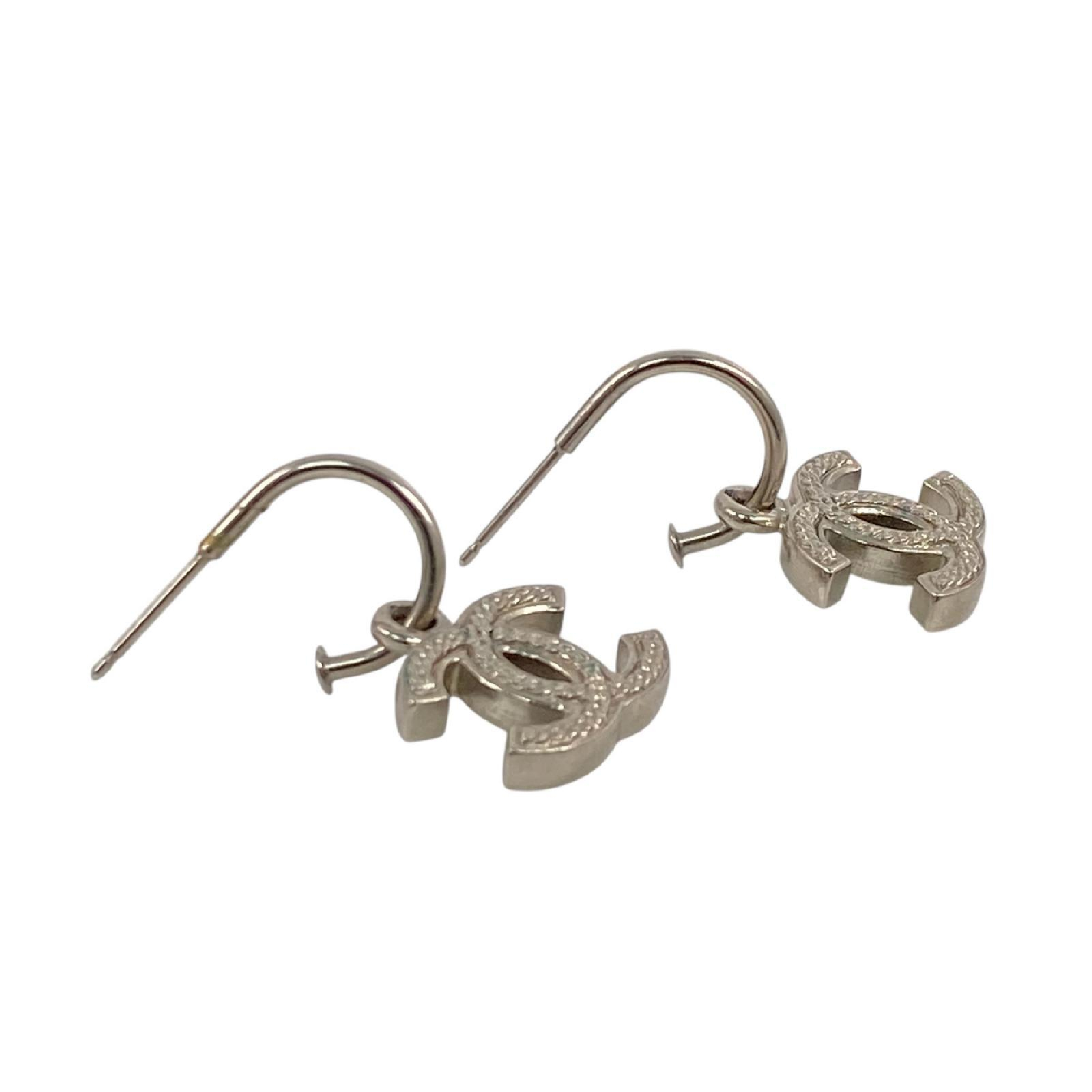 【*Shipped from: Hong Kong*】CHANEL Silver-colored Metal Coco Mark Earrings 06P — view 7