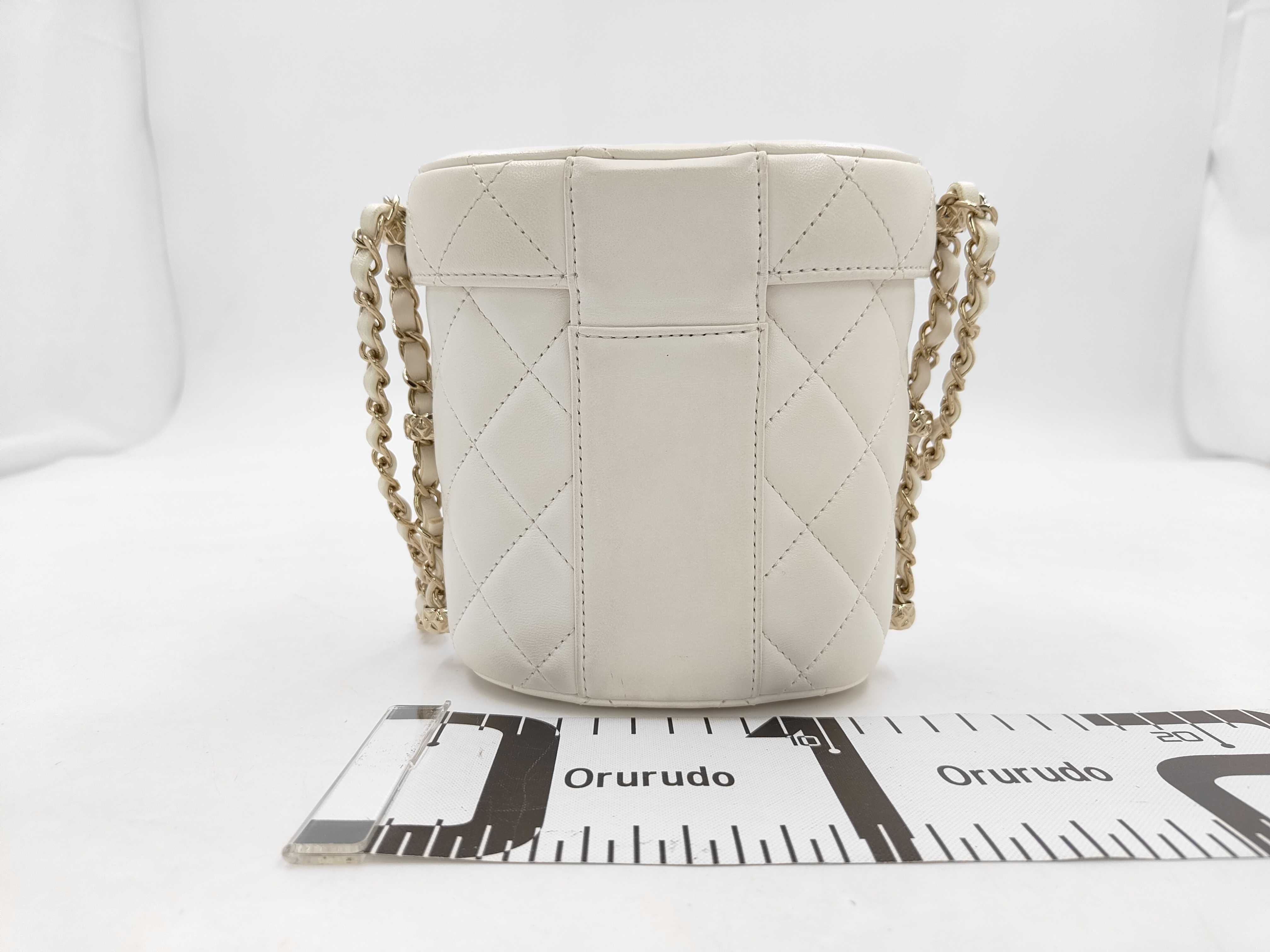 Matelassé Vanity Bag Chain Shoulder Bag White IC Plate Vanity Bag — view 2