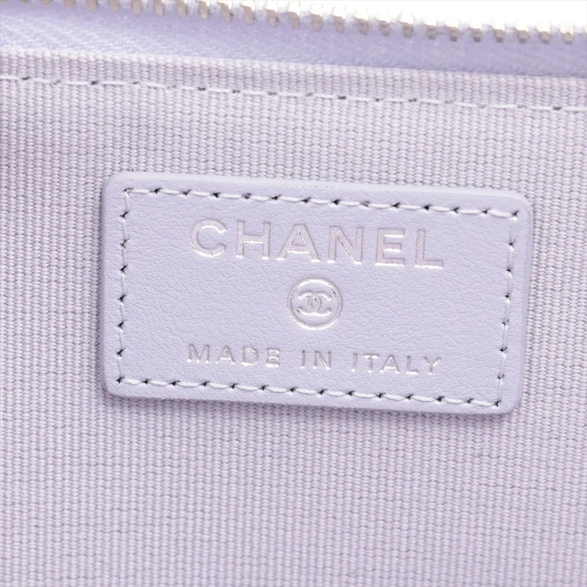 Matelasse caviar skin fragment case purple silver hardware AA4L93C4 — view 5