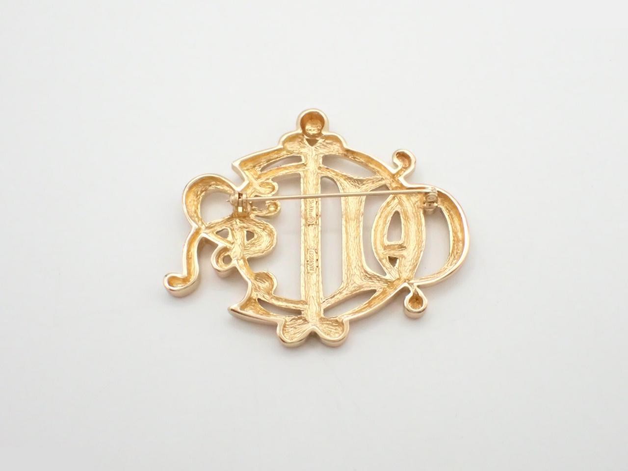 Gold brooch — view 2