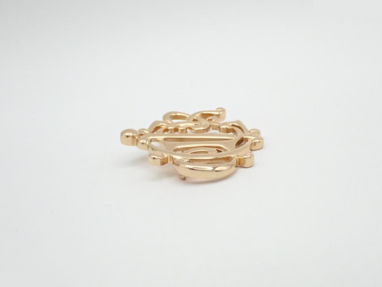 Gold brooch — view 3