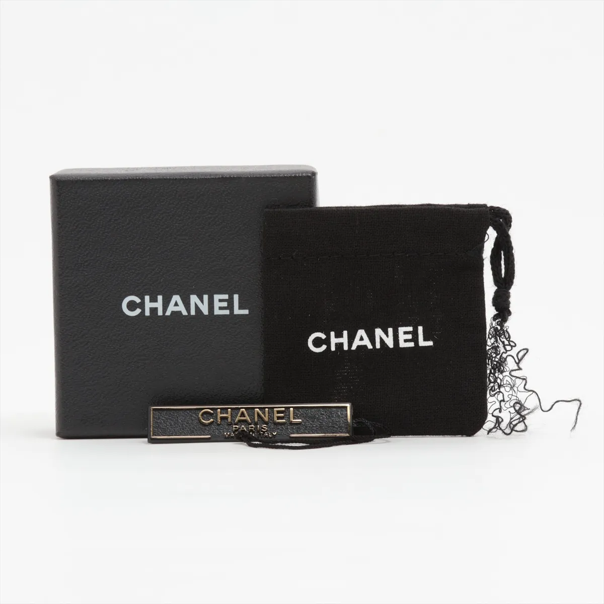 Coco Mark B14C Brooch, GP x Enamel, Gold x Black. — view 5