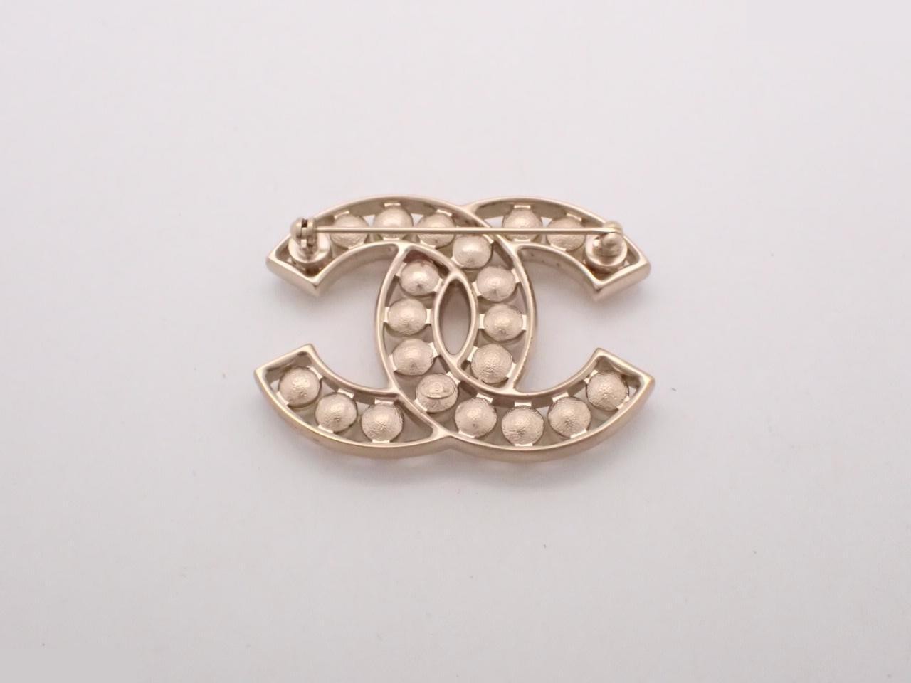 Coco Mark B17V Brooch, Gold Plated x Faux Pearl — view 2