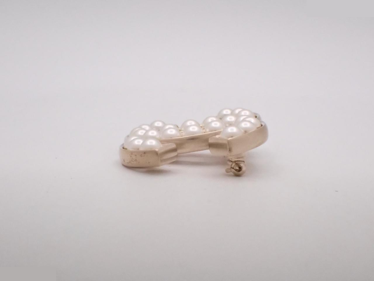 Coco Mark B17V Brooch, Gold Plated x Faux Pearl — view 3