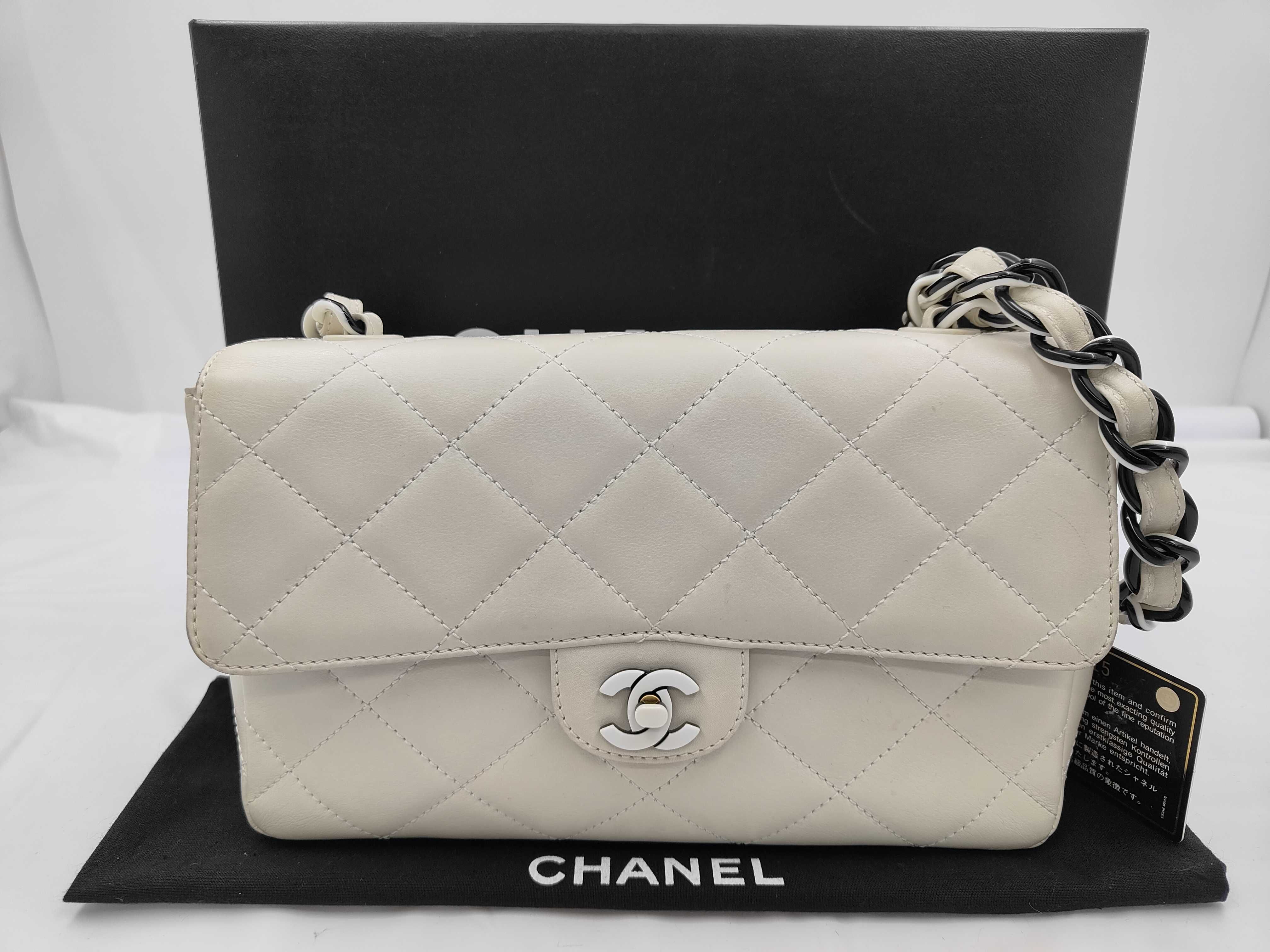 Matelassé White Chain Shoulder Bag