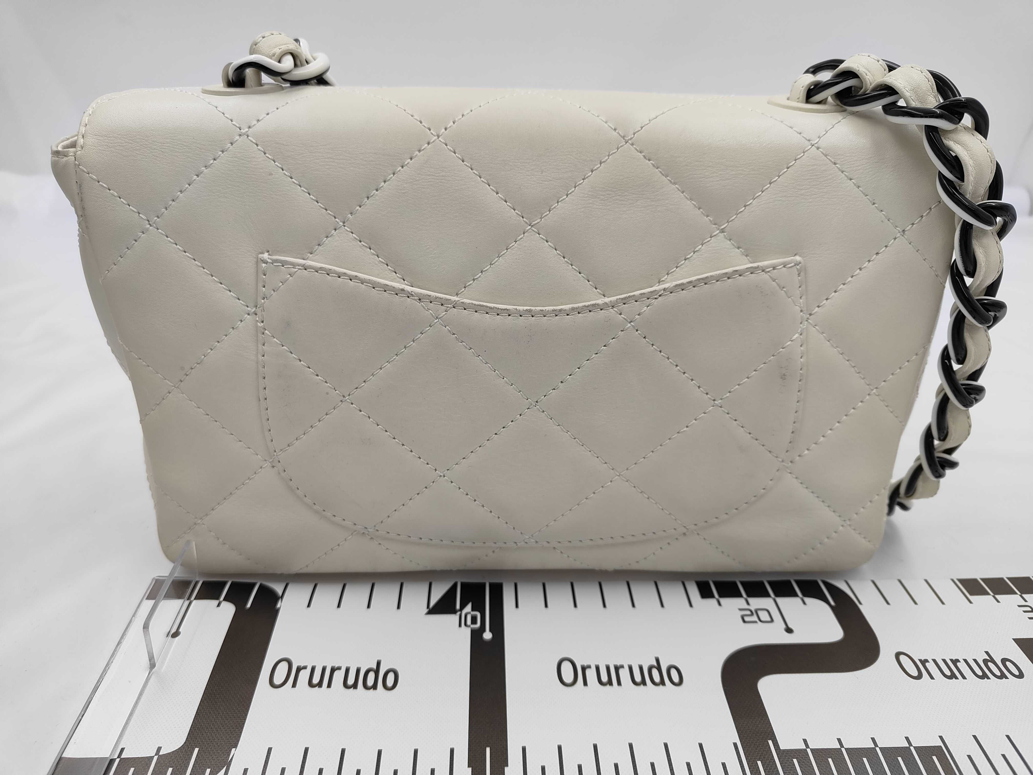 Matelassé White Chain Shoulder Bag — view 2