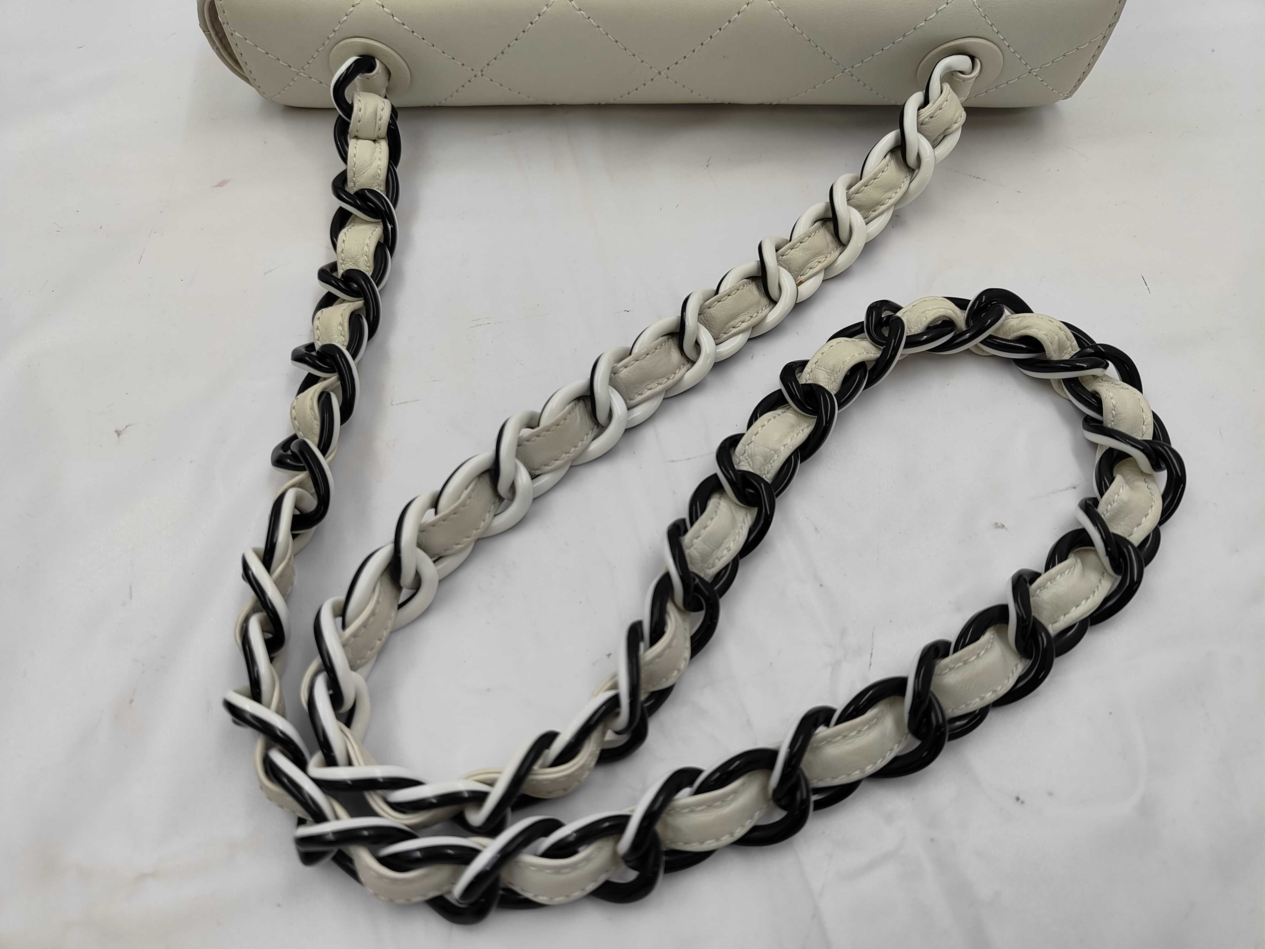 Matelassé White Chain Shoulder Bag — view 3