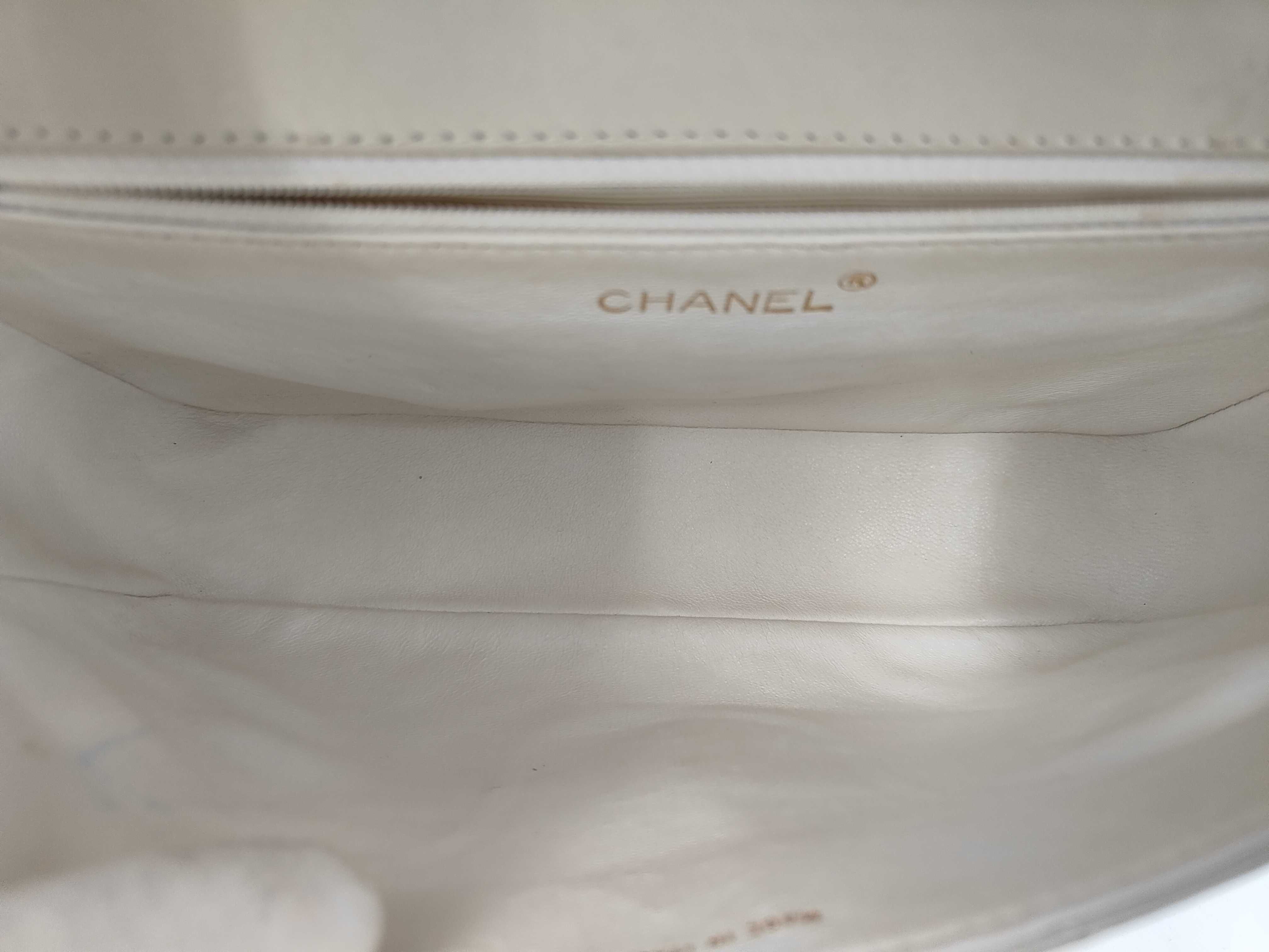 Matelassé White Chain Shoulder Bag — view 9