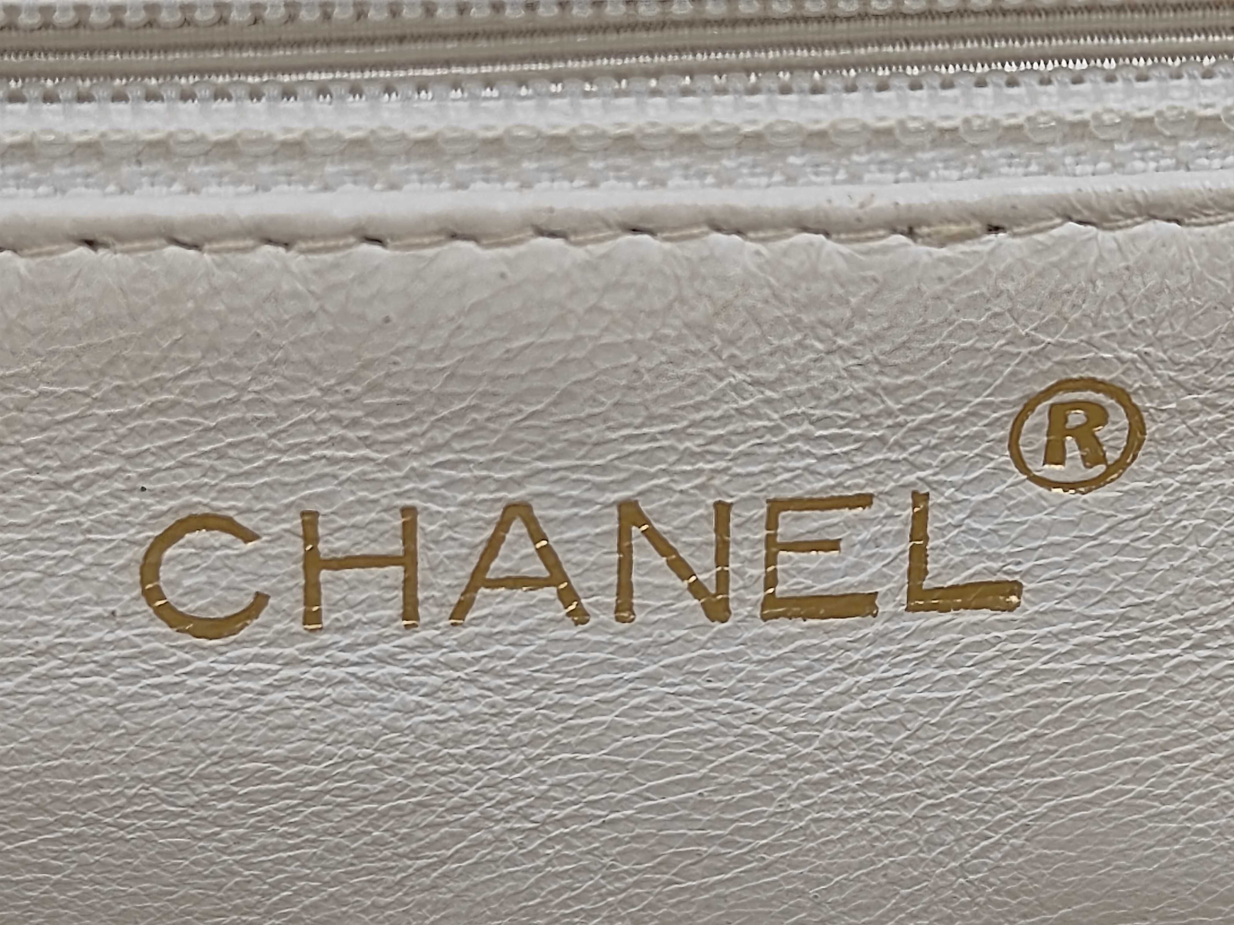 Matelassé White Chain Shoulder Bag — view 10