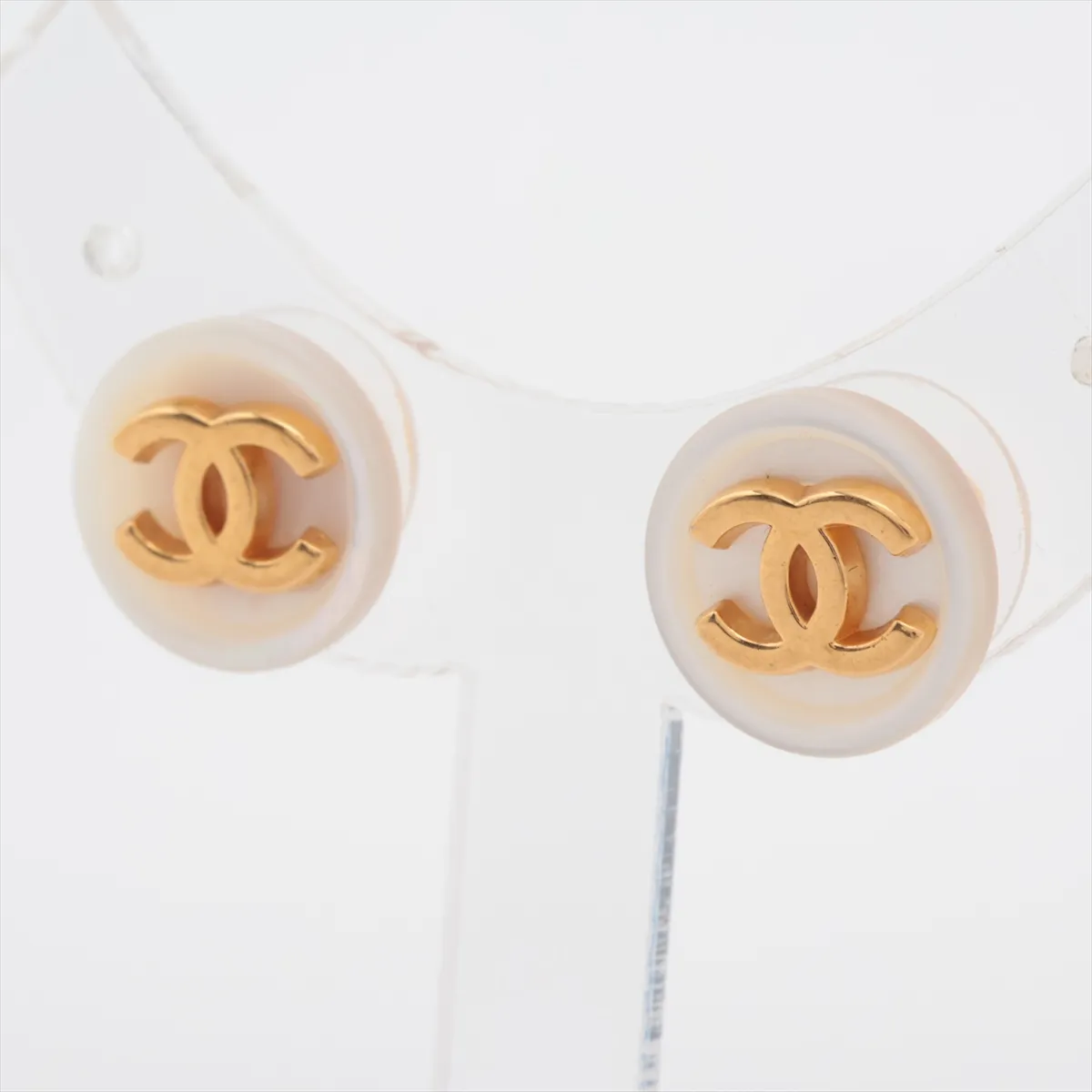 Cocomark 98P Earrings (for both ears) GP x Resin Gold x White — view 3