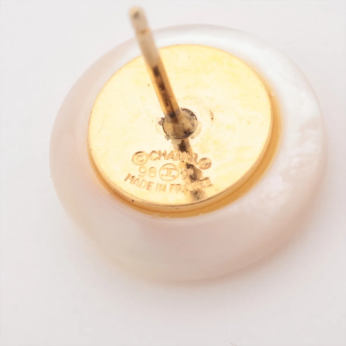 Cocomark 98P Earrings (for both ears) GP x Resin Gold x White — view 5