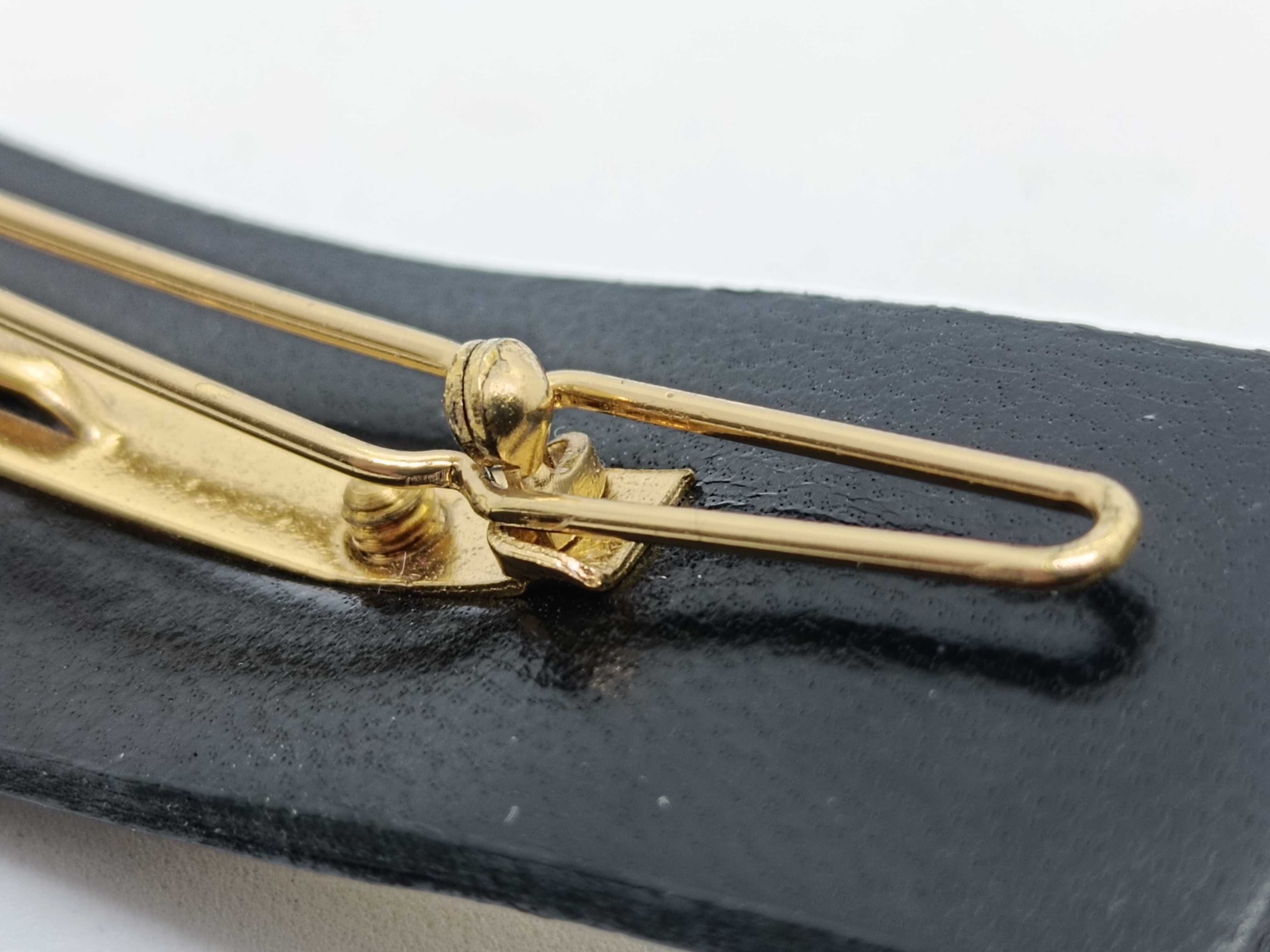 01 A Barrette Hair Accessory — view 9