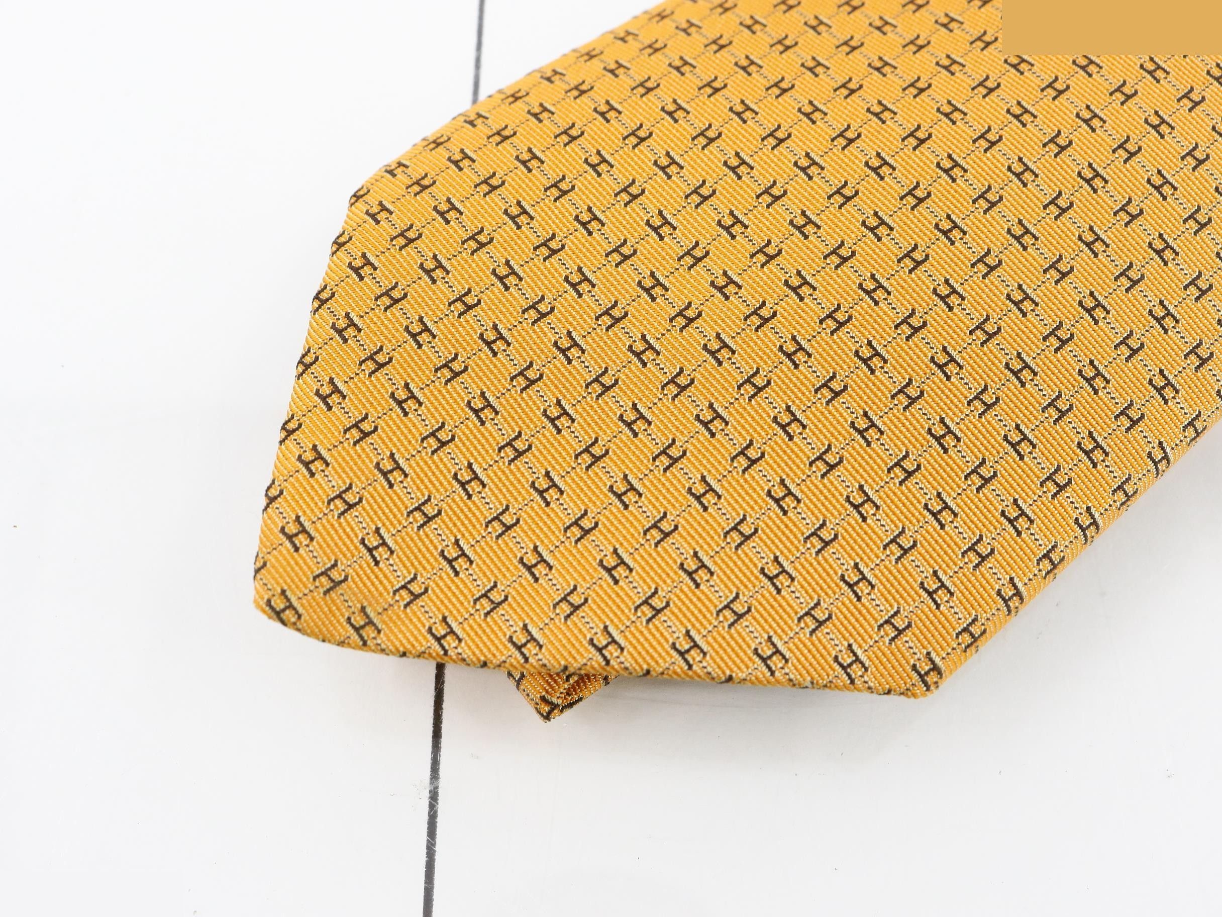 H logo, 100% silk, orange, box — view 3