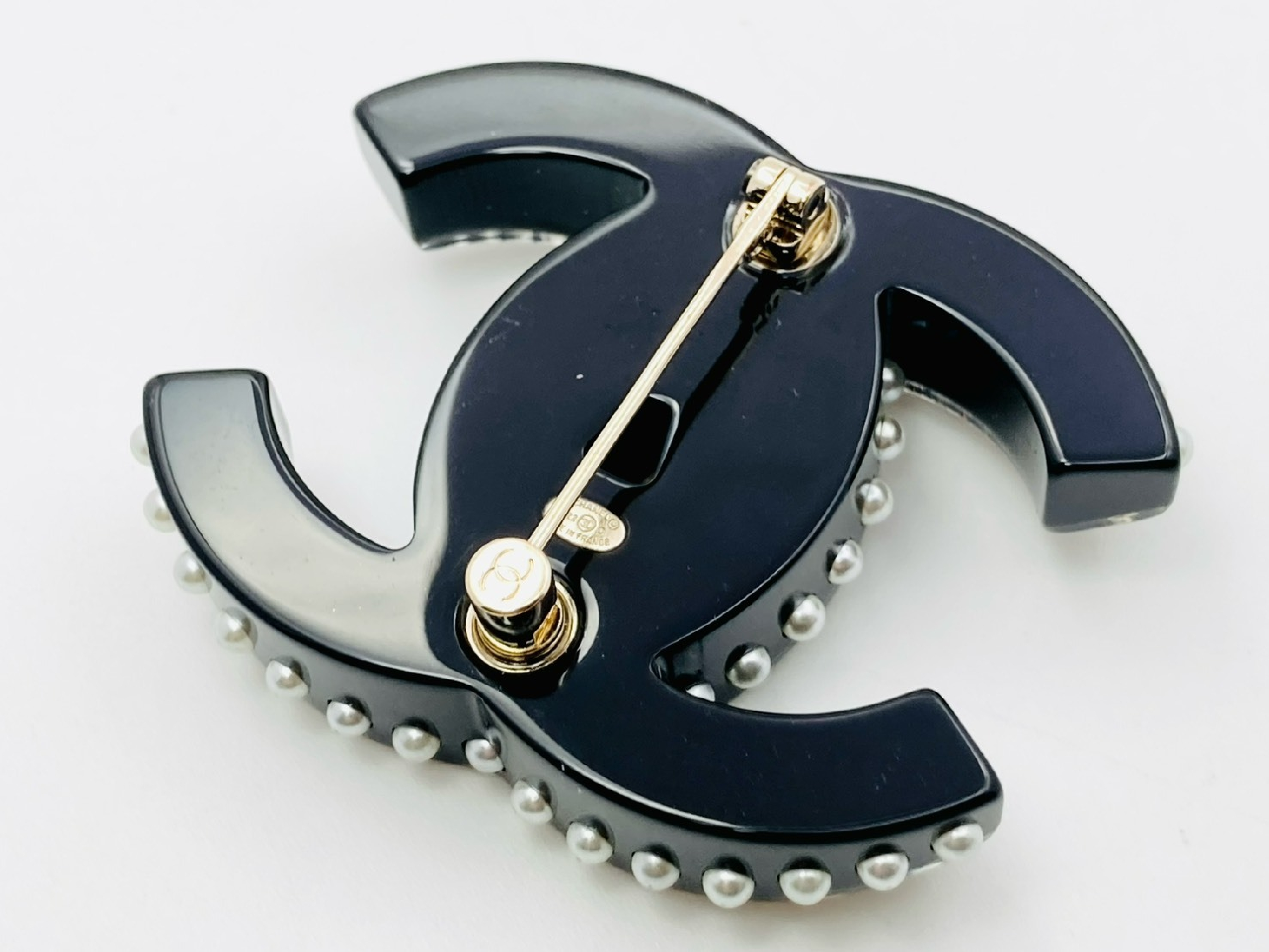 Coco Mark Rhinestone x Stud x Pearl Brooch D22C Resin Plastic Black Brooch — view 3