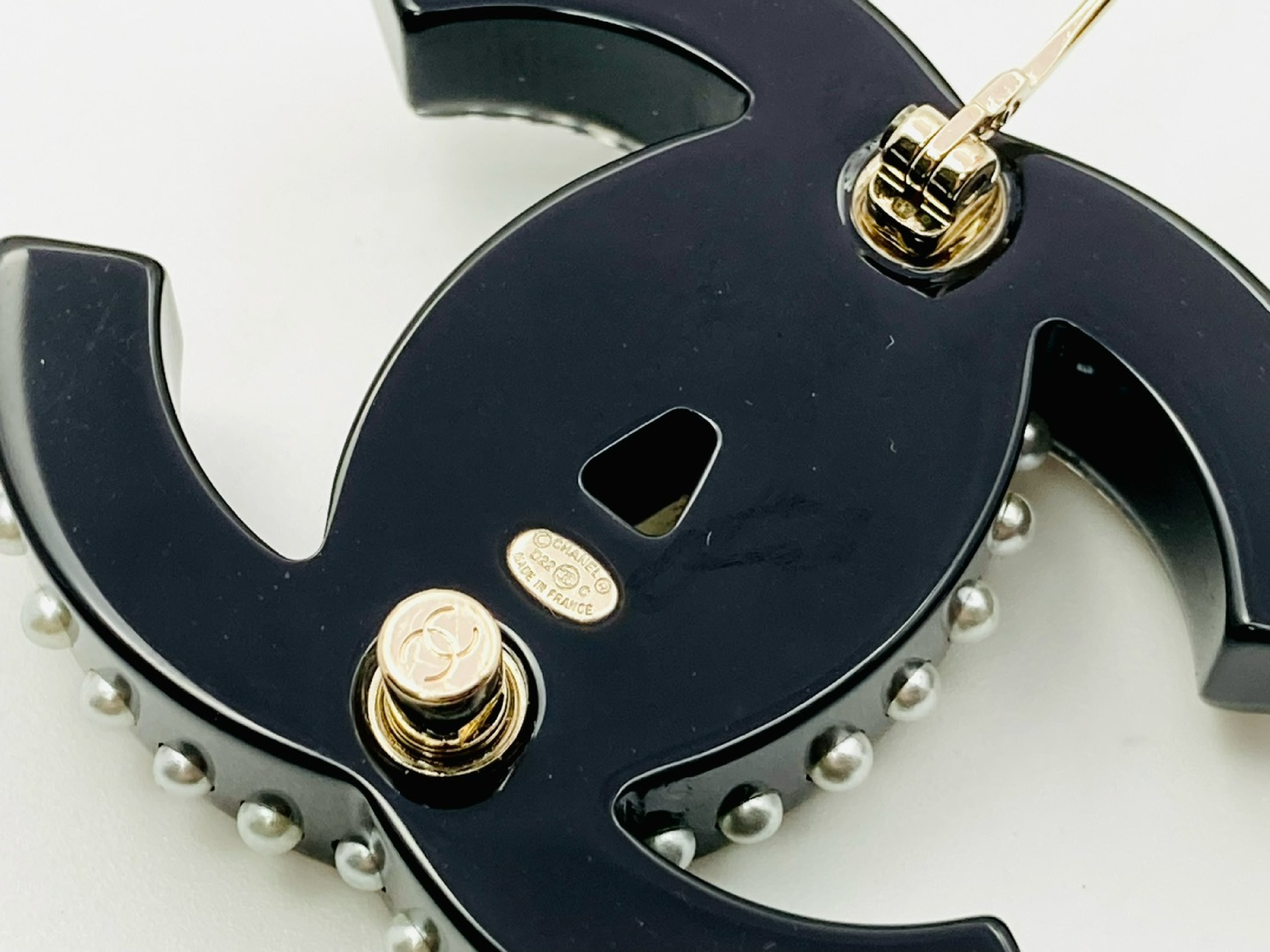 Coco Mark Rhinestone x Stud x Pearl Brooch D22C Resin Plastic Black Brooch — view 4