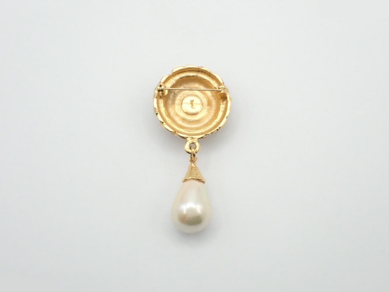 Gold pearl brooch — view 2