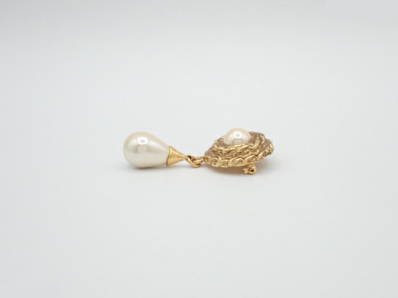 Gold pearl brooch — view 3