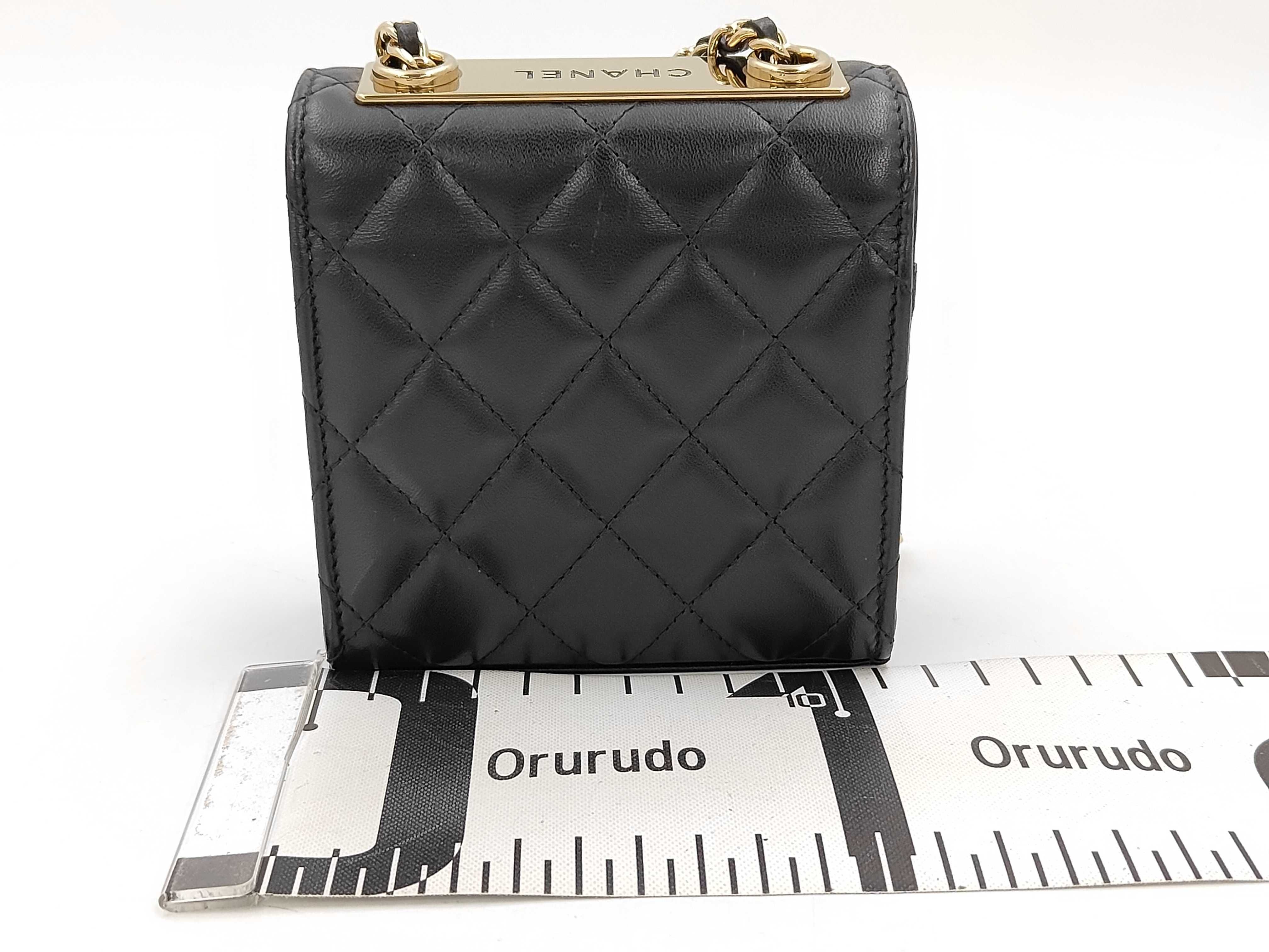 19 Matelassé Mini Chain Wallet Lambskin Black Gold Hardware Shoulder Bag — view 2