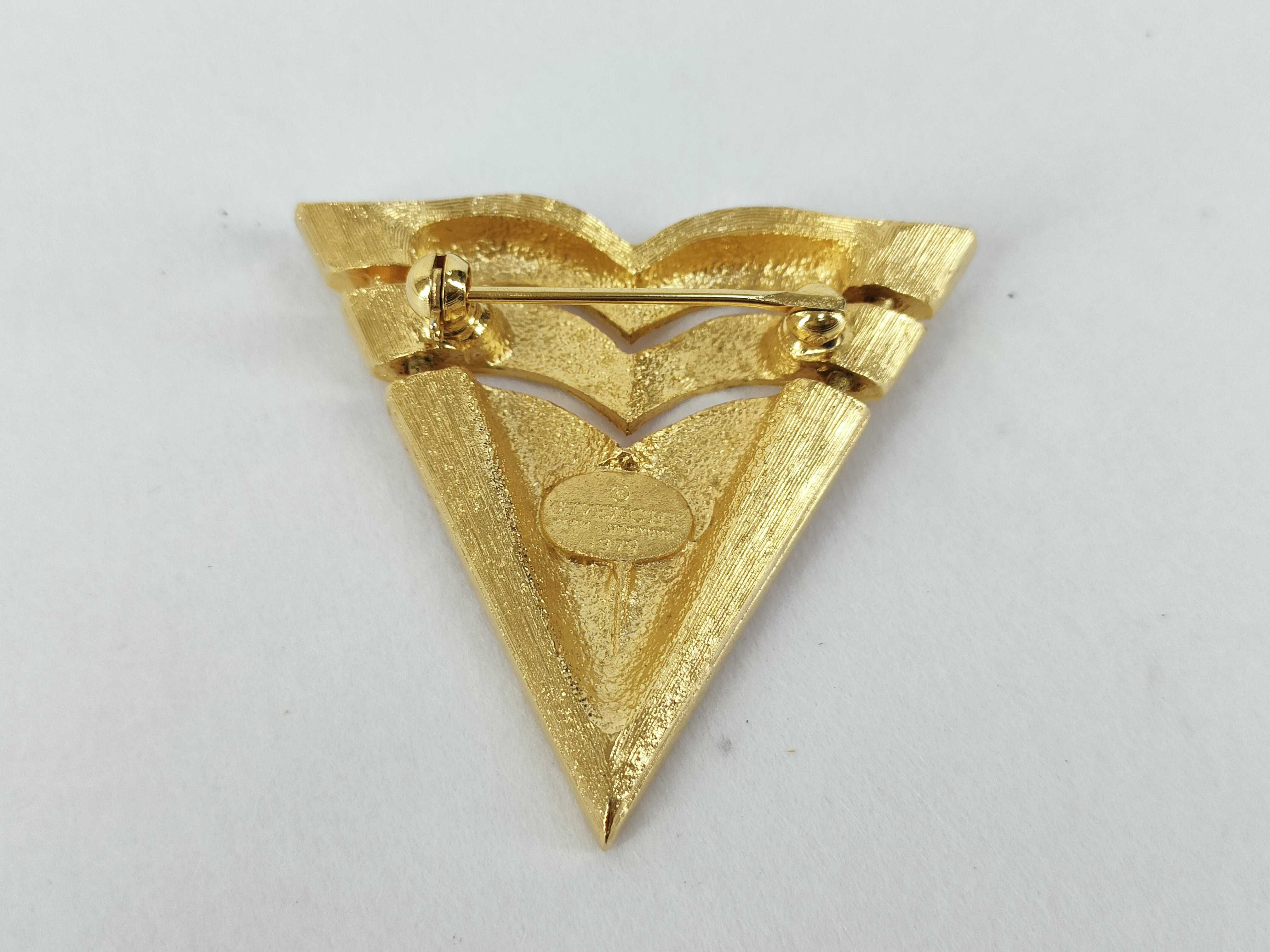 brooch — view 2