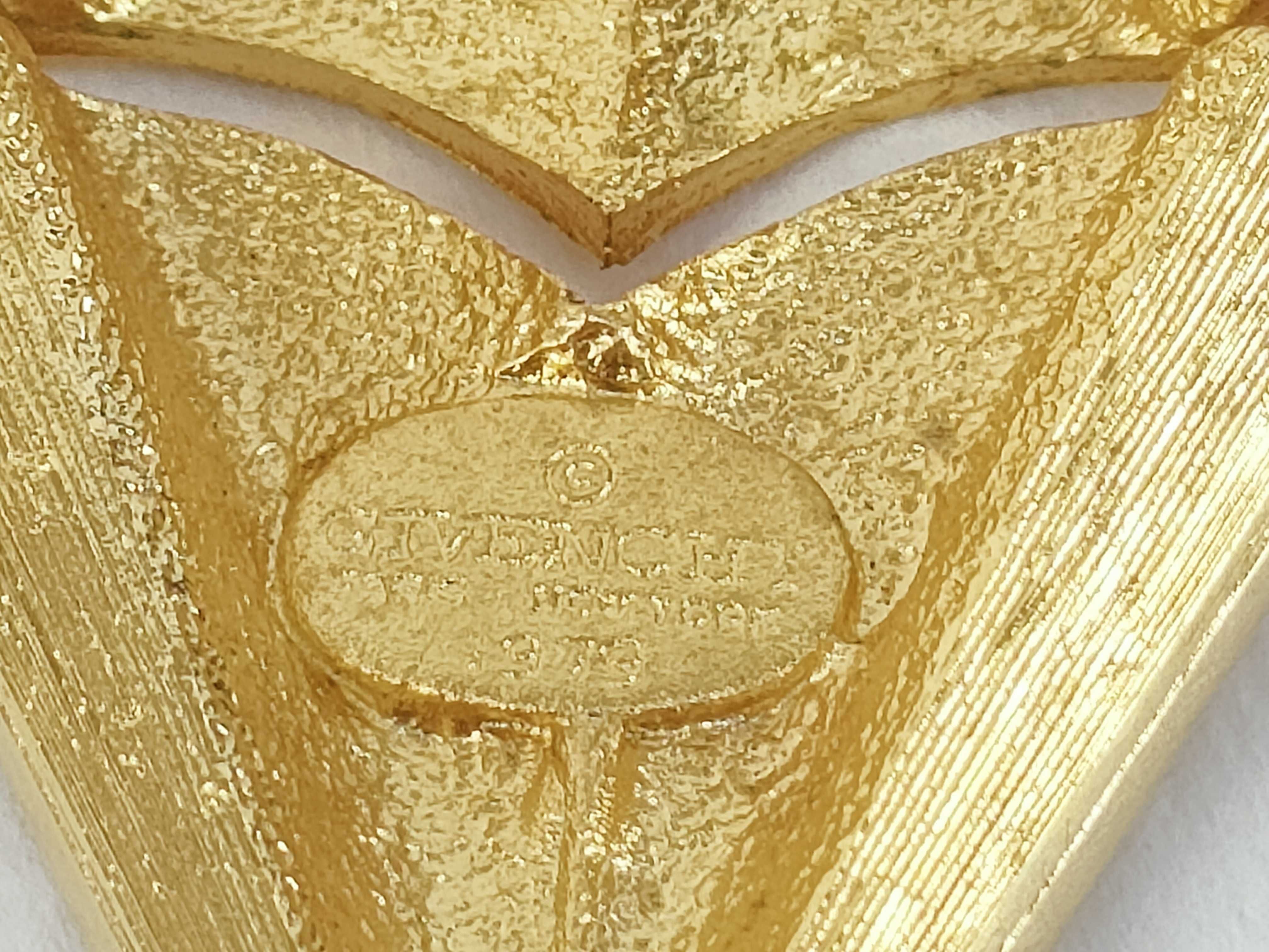 brooch — view 3