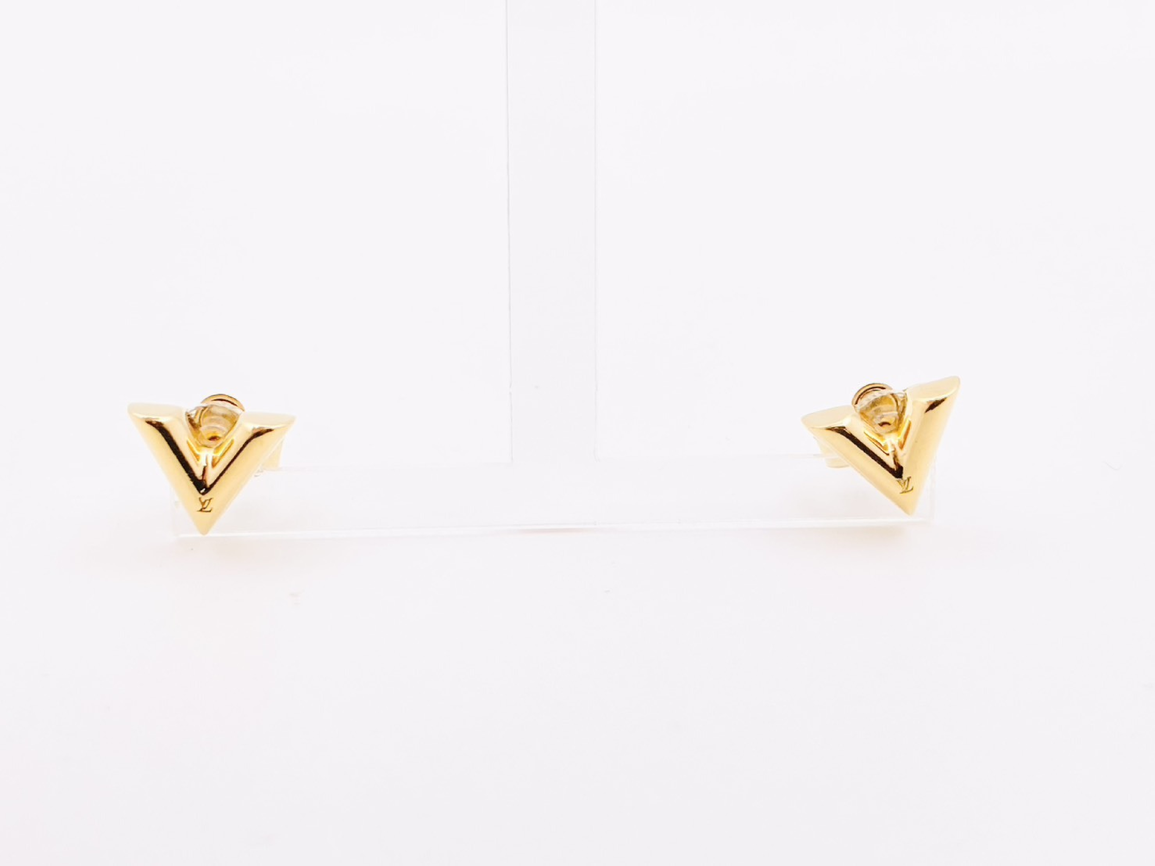 M68153 Essential V Earrings Gold LE0251 Earrings