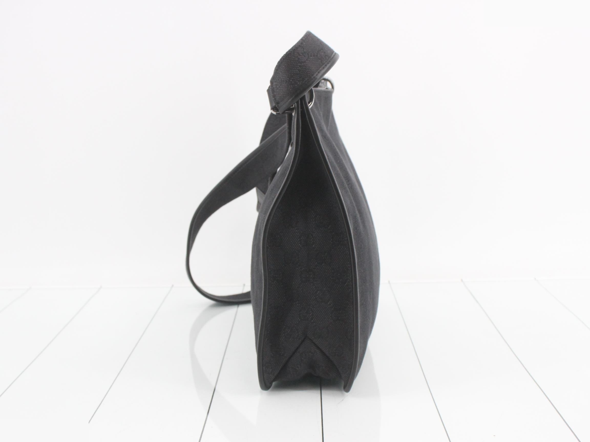 GG Canvas Shoulder Bag — view 3