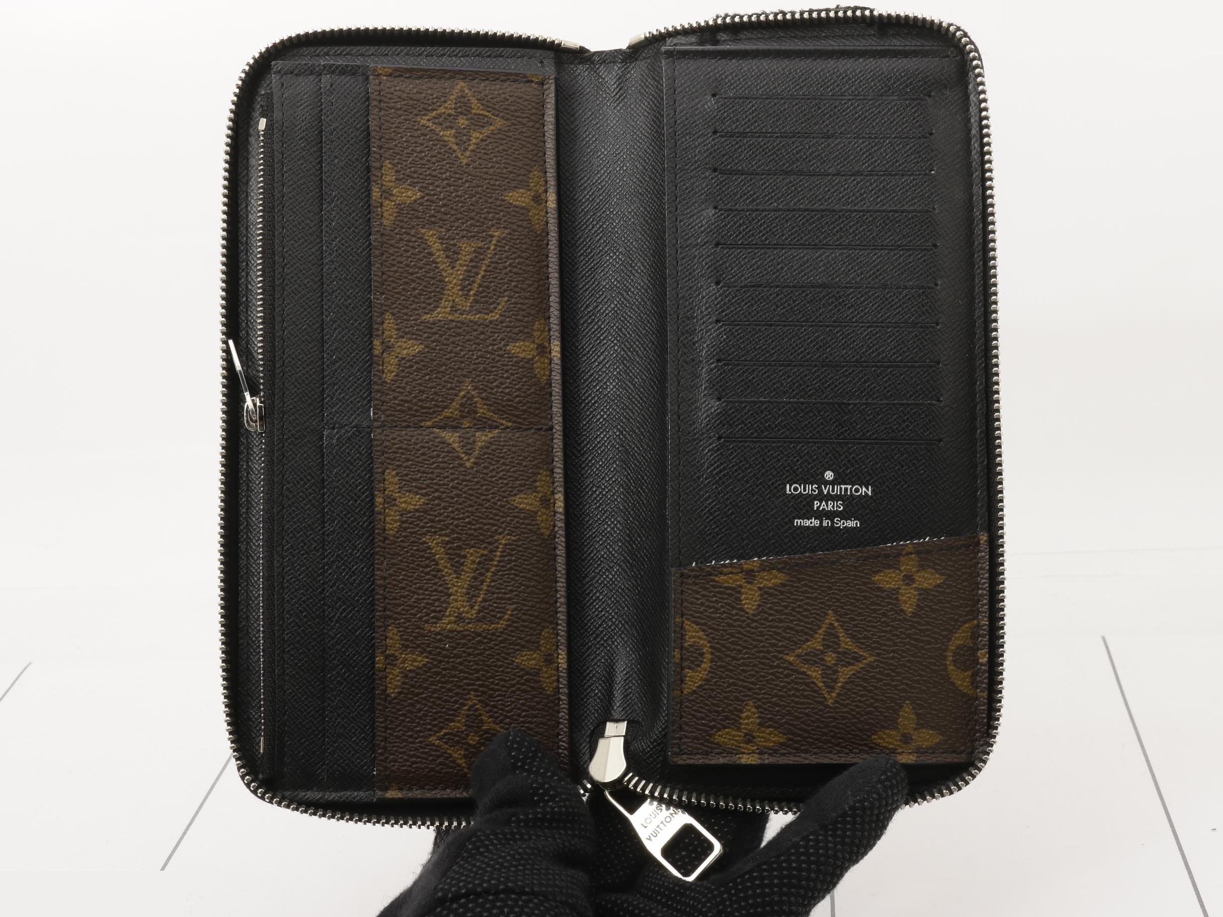 Zippy Wallet Vertical - Round Zipper Long Wallet — view 4