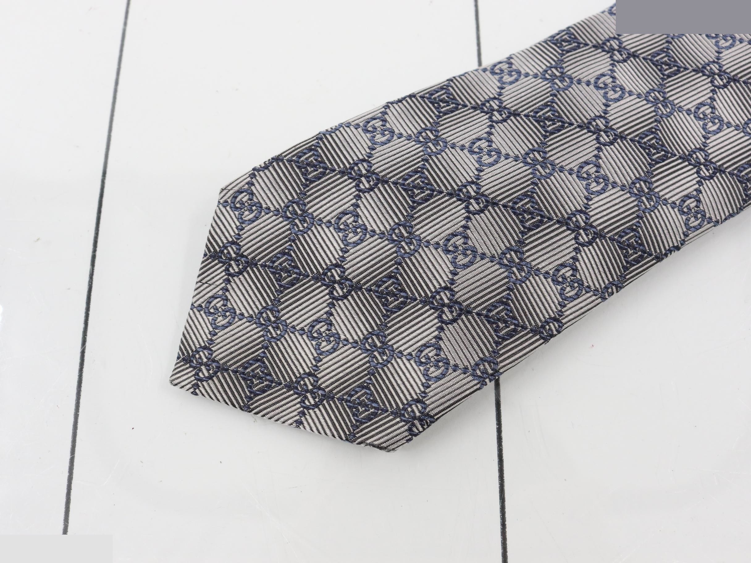 silk tie, GG pattern, bee design. — view 3