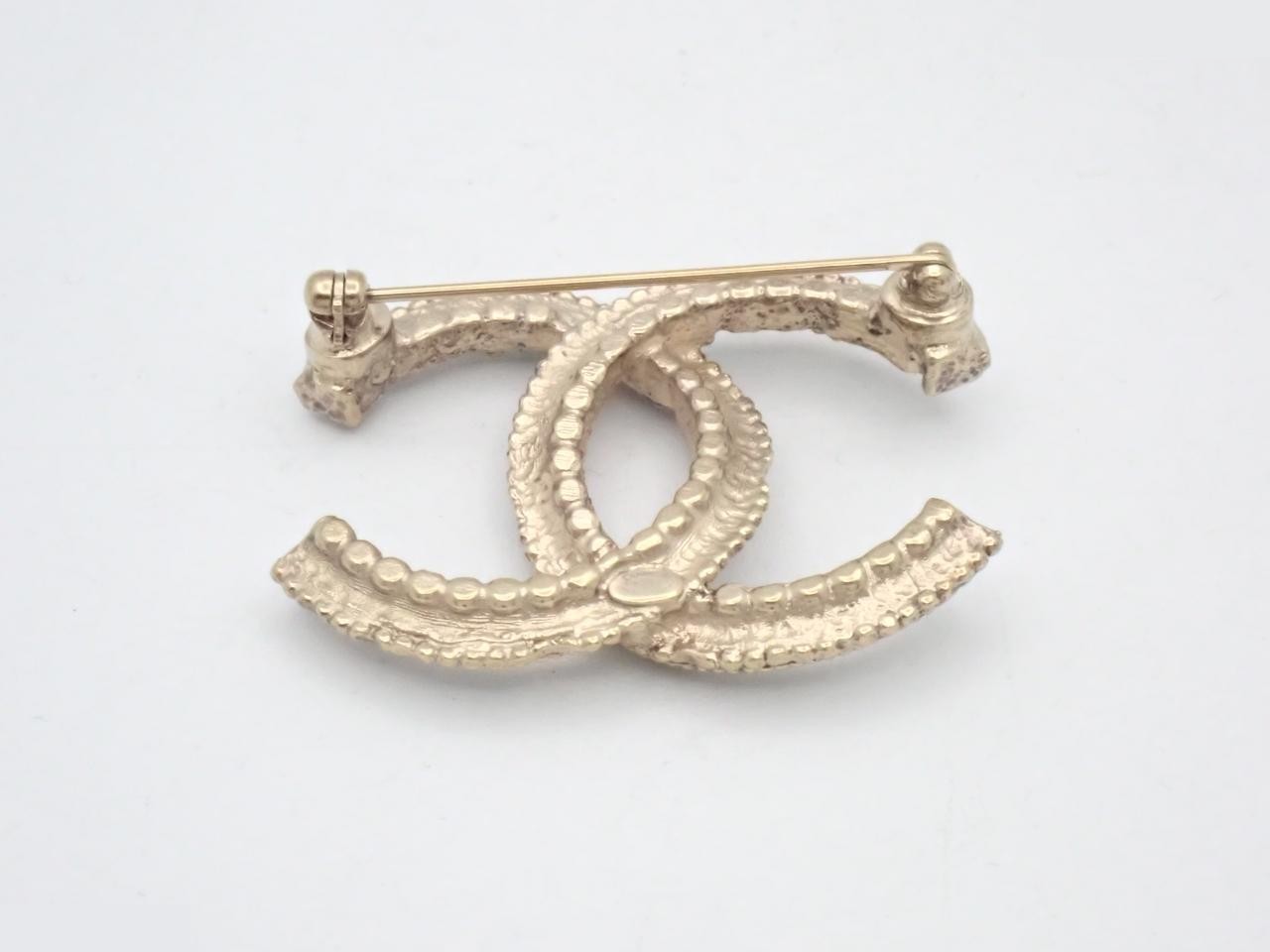 brooch, A18C, Coco Mark, colored stone, pearl, 4.5cm wide. — view 2