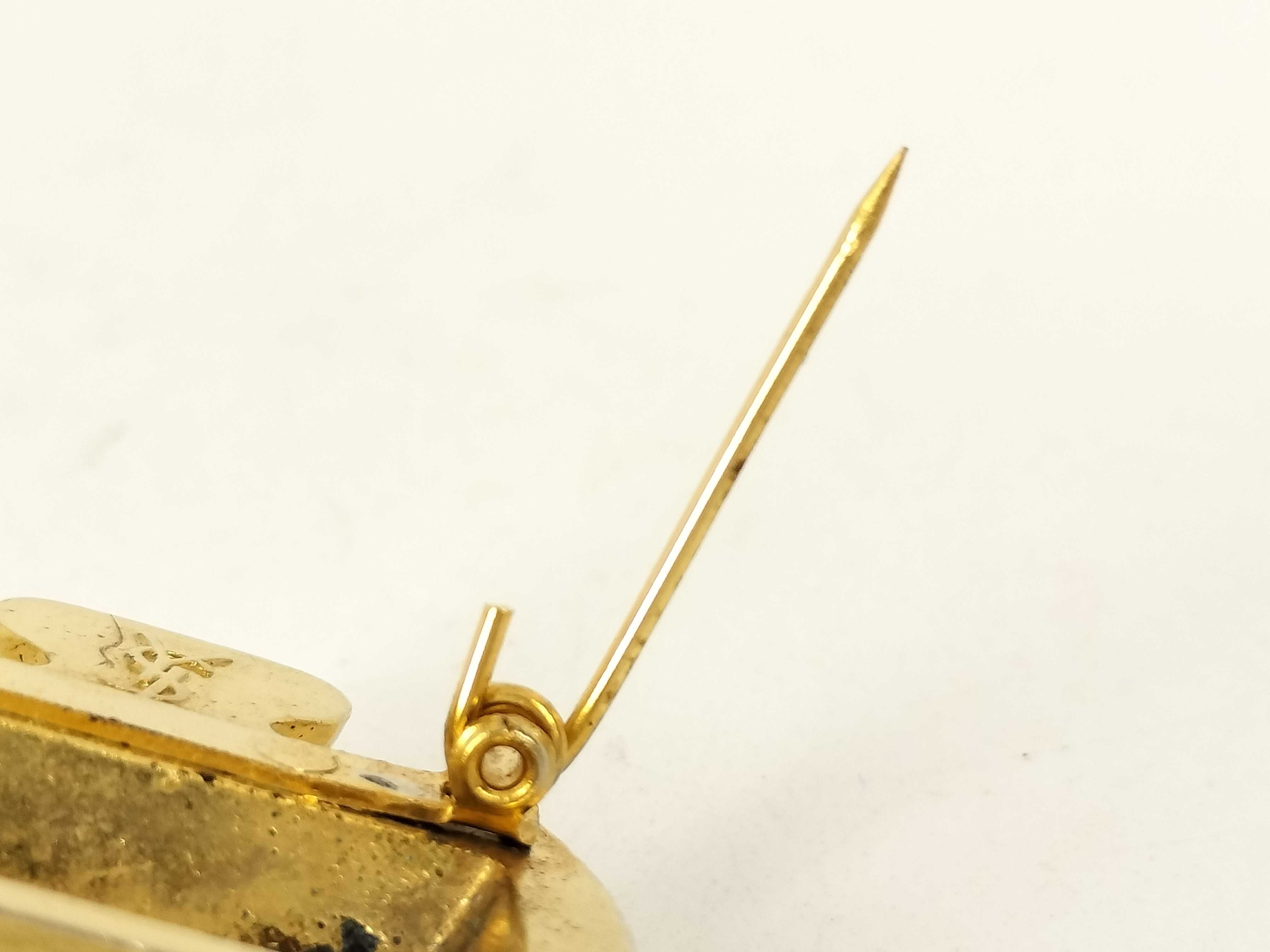 gold brooch — view 3