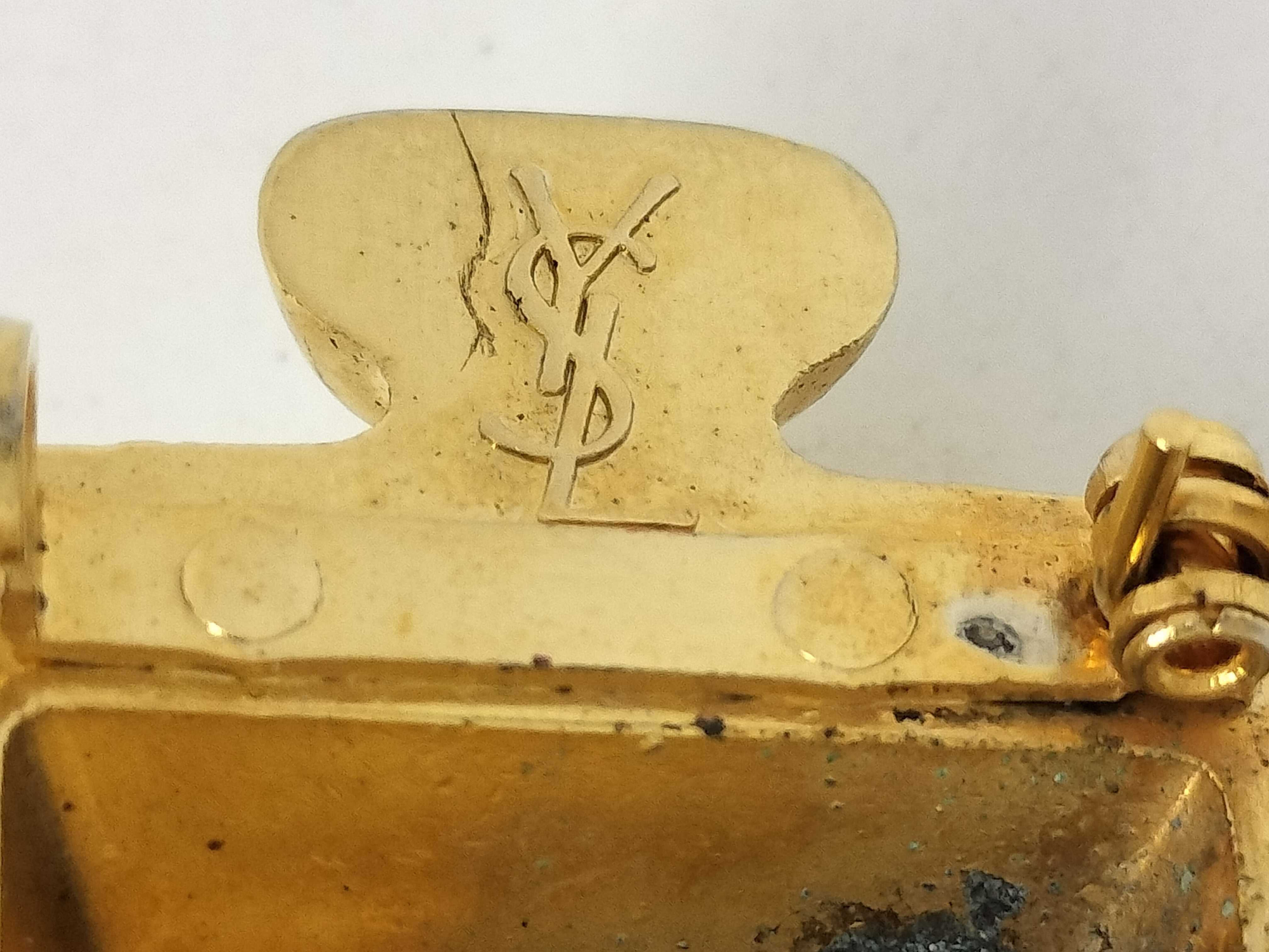 gold brooch — view 4