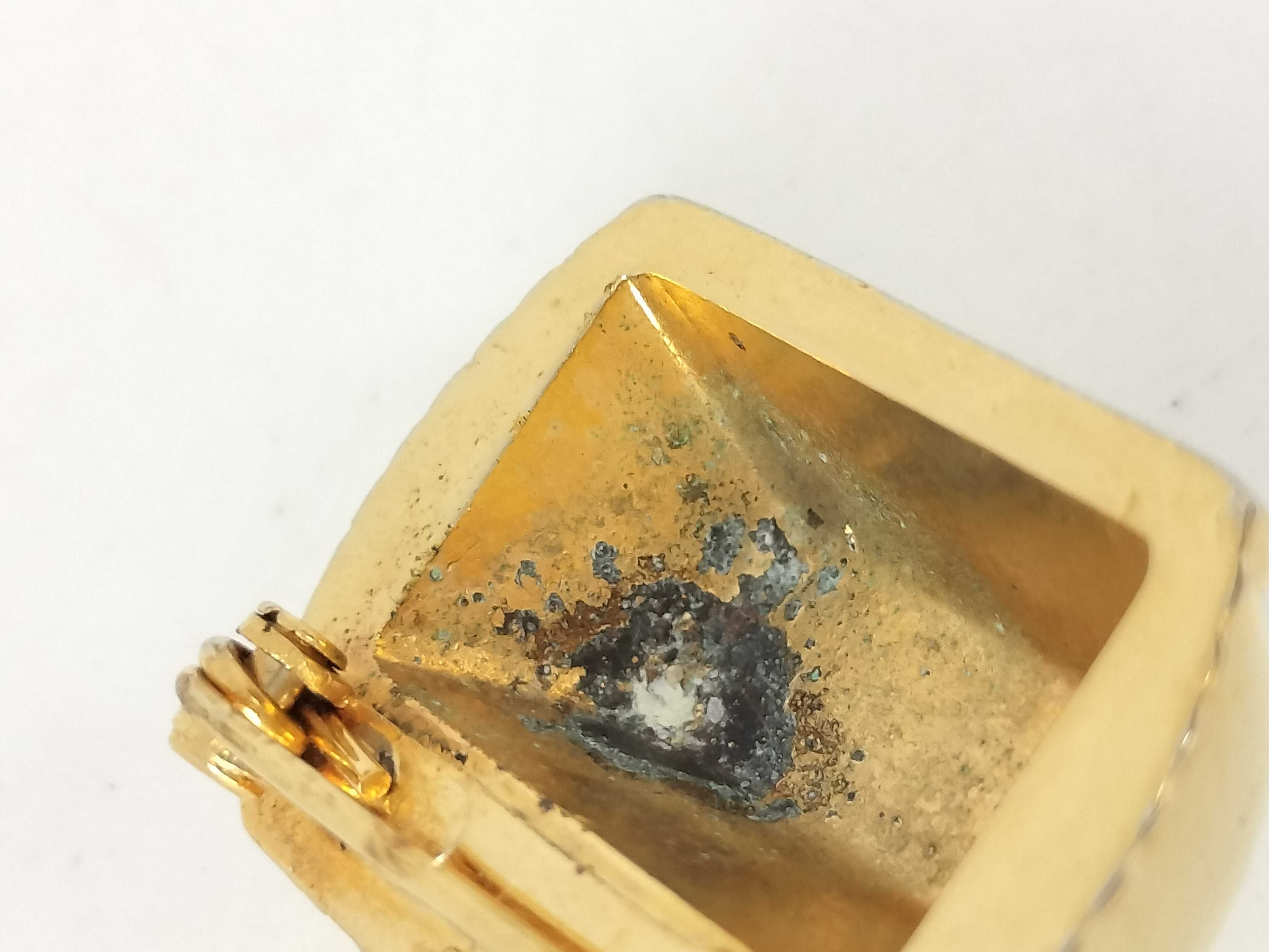 gold brooch — view 6