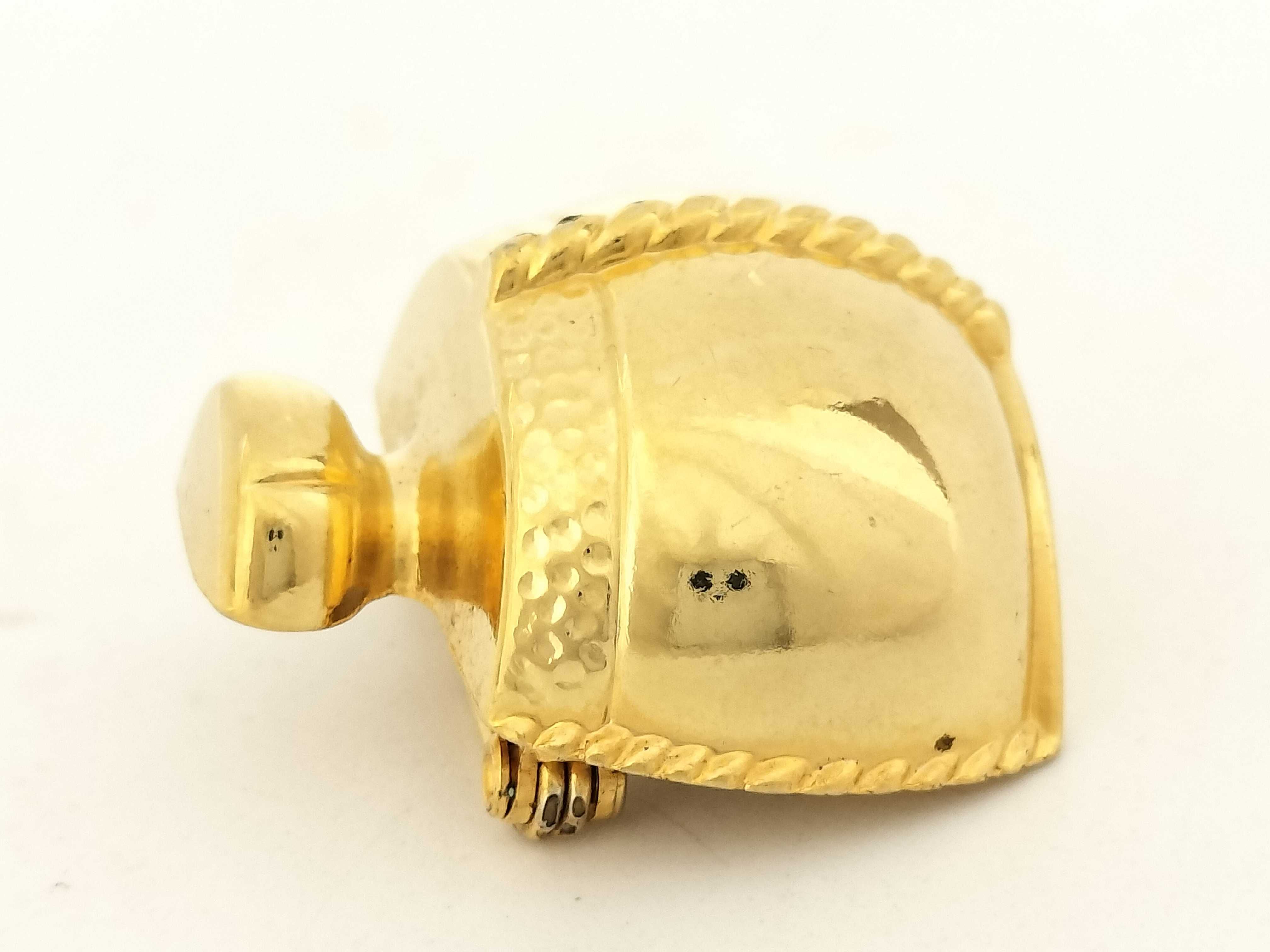 gold brooch — view 8
