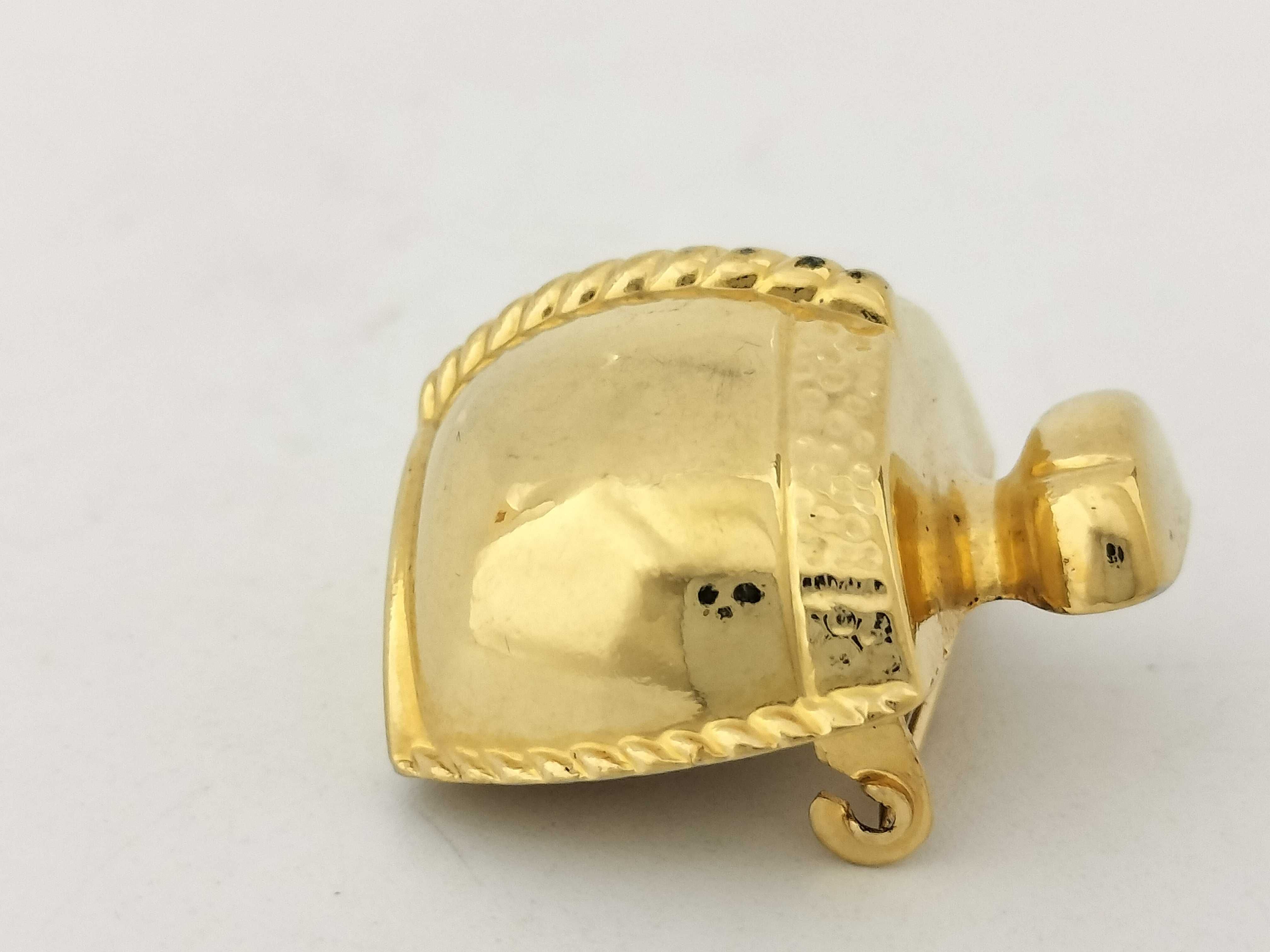 gold brooch — view 10