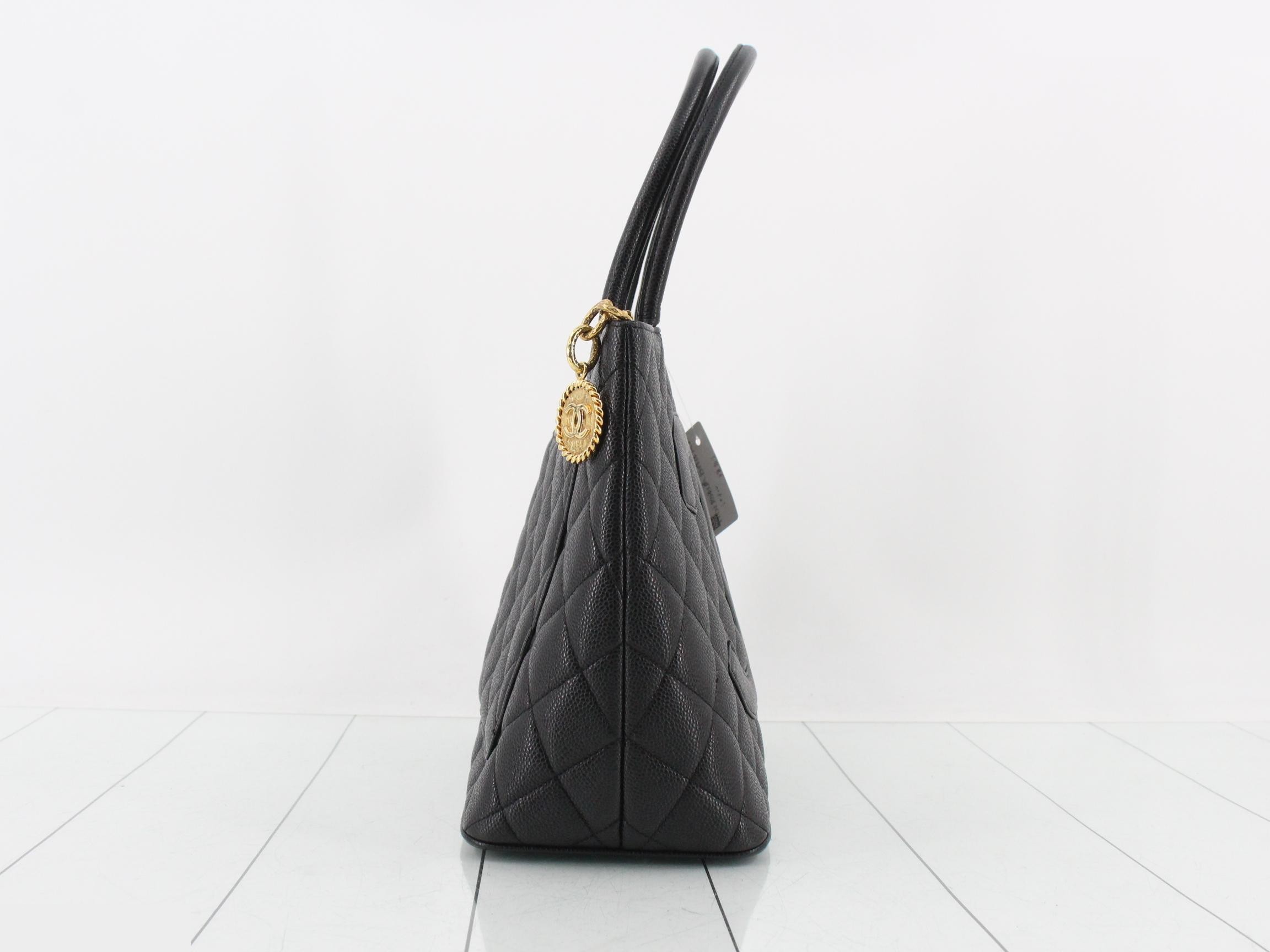 Reissue tote bag, caviar pattern, with sticker. — view 4