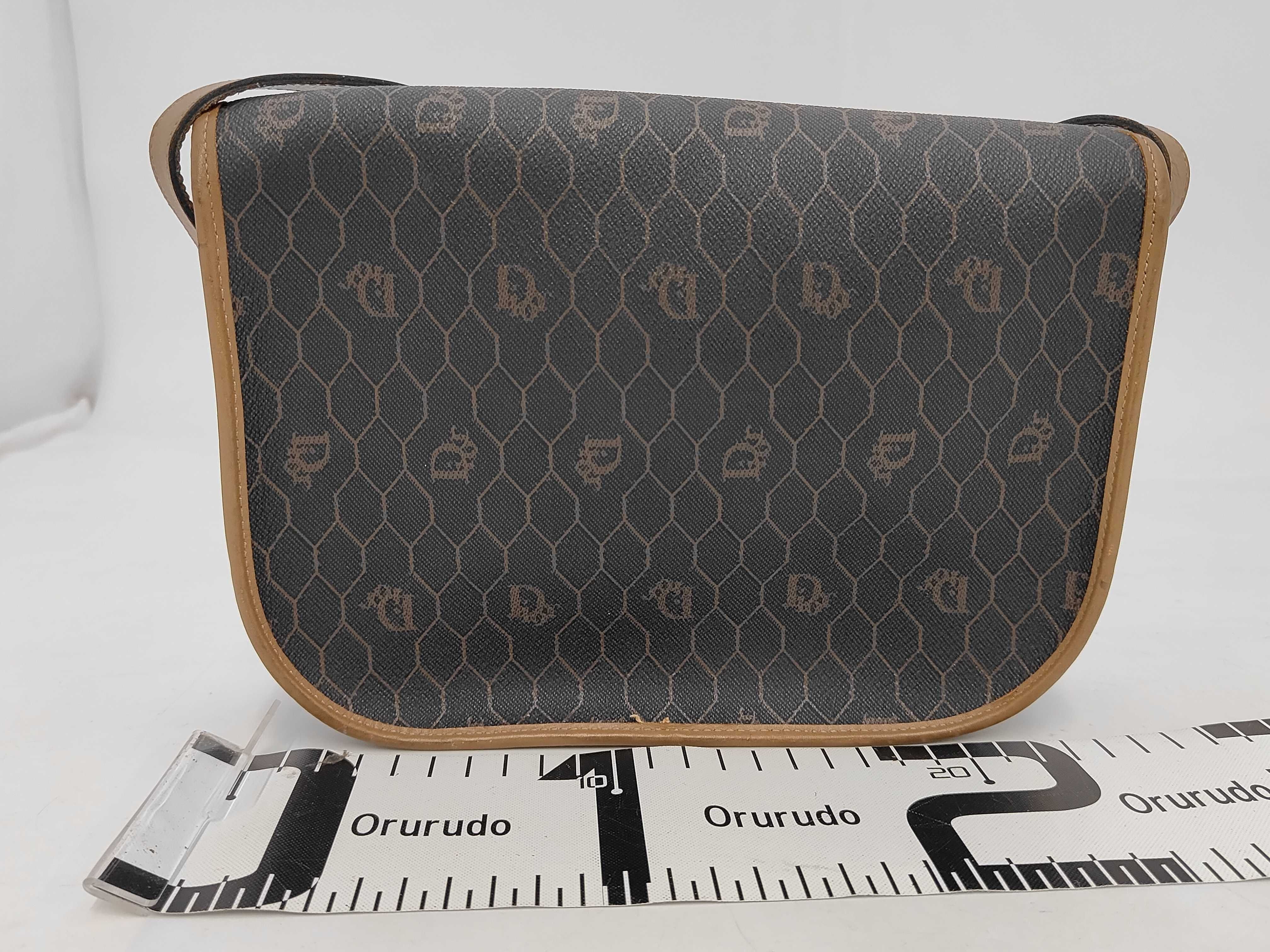 Honeycomb Pattern Leather Shoulder Bag — view 2
