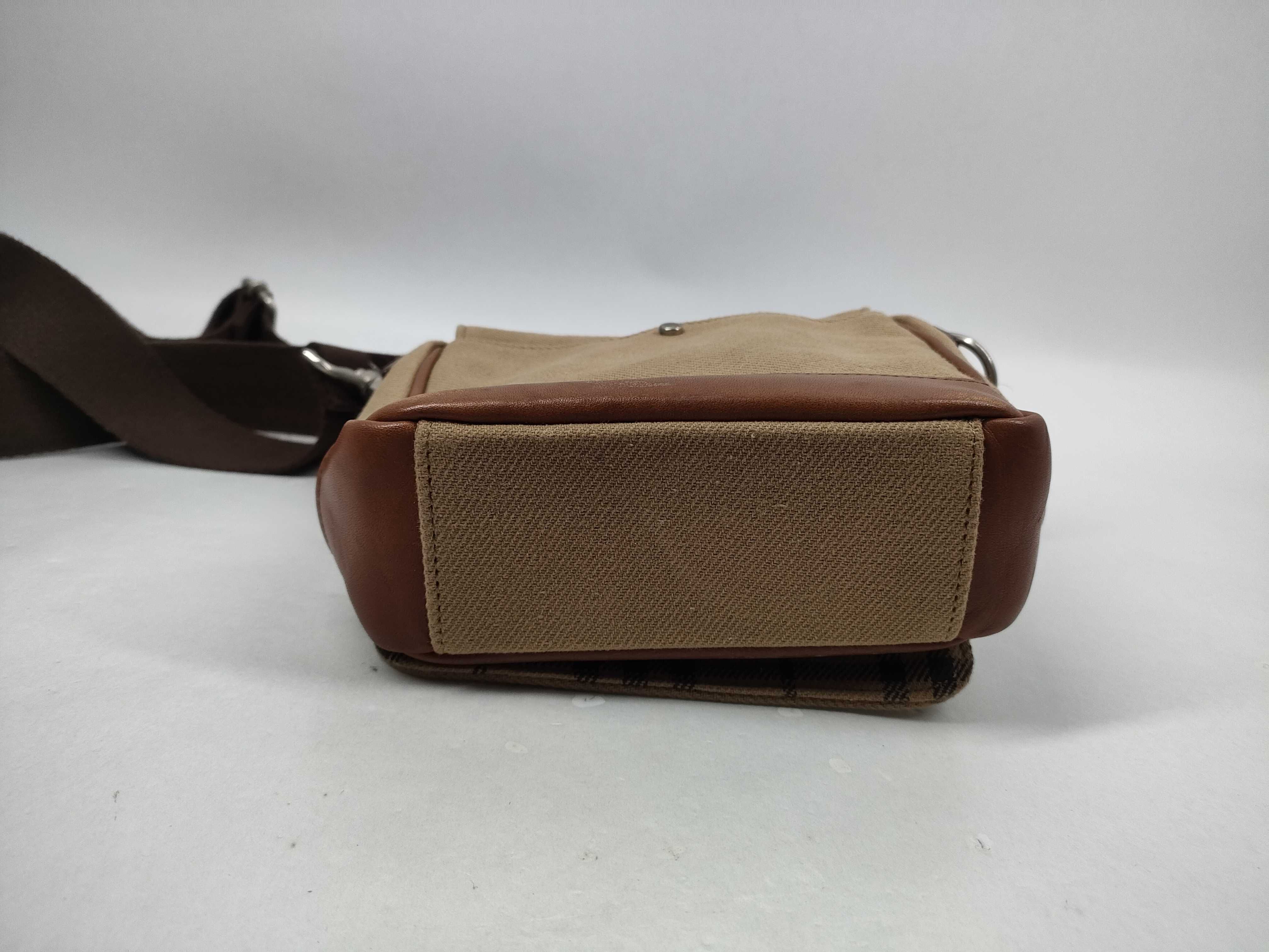 Burberry's Canvas Shoulder Bag*1 Shoulder Bag — view 3