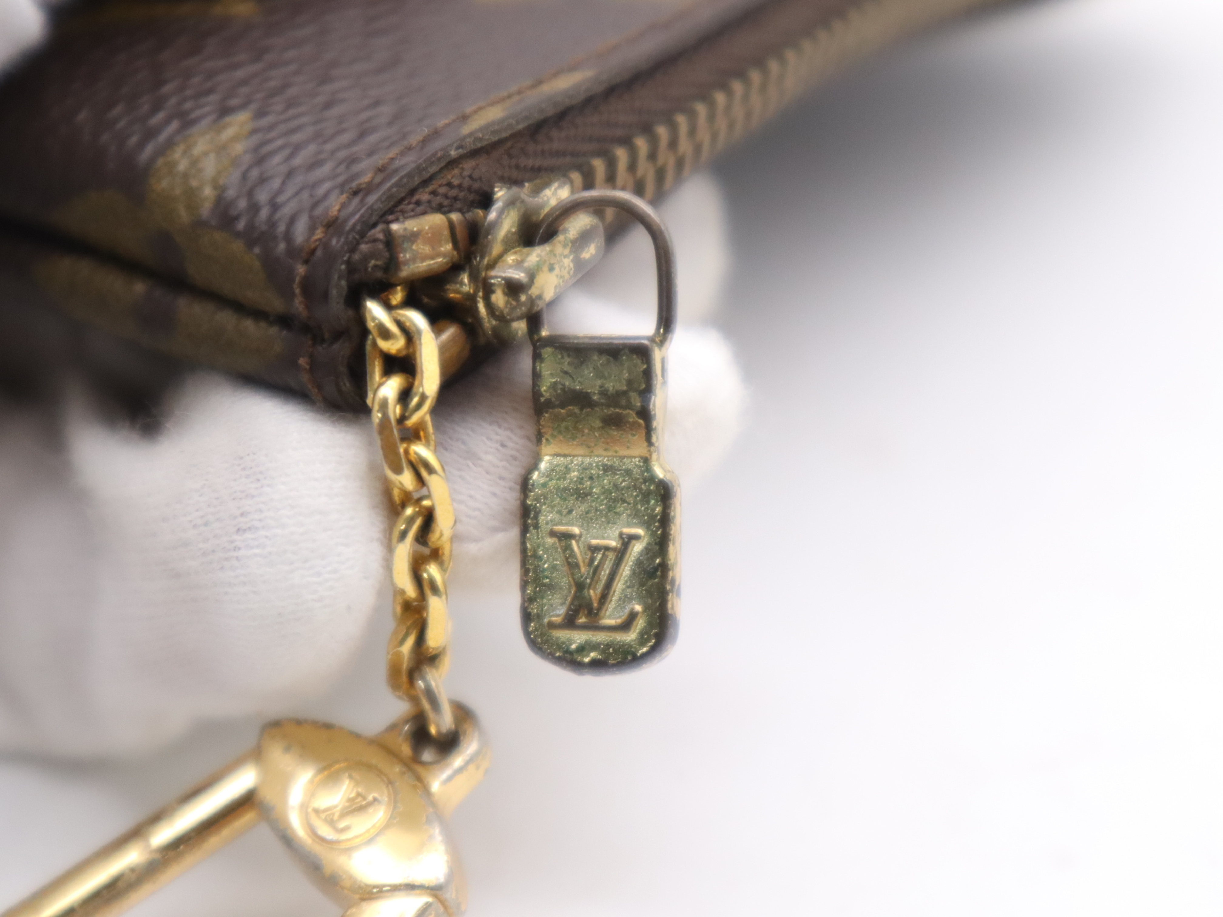 M62610 Monogram Pochette 6 Craie Key Case — view 7