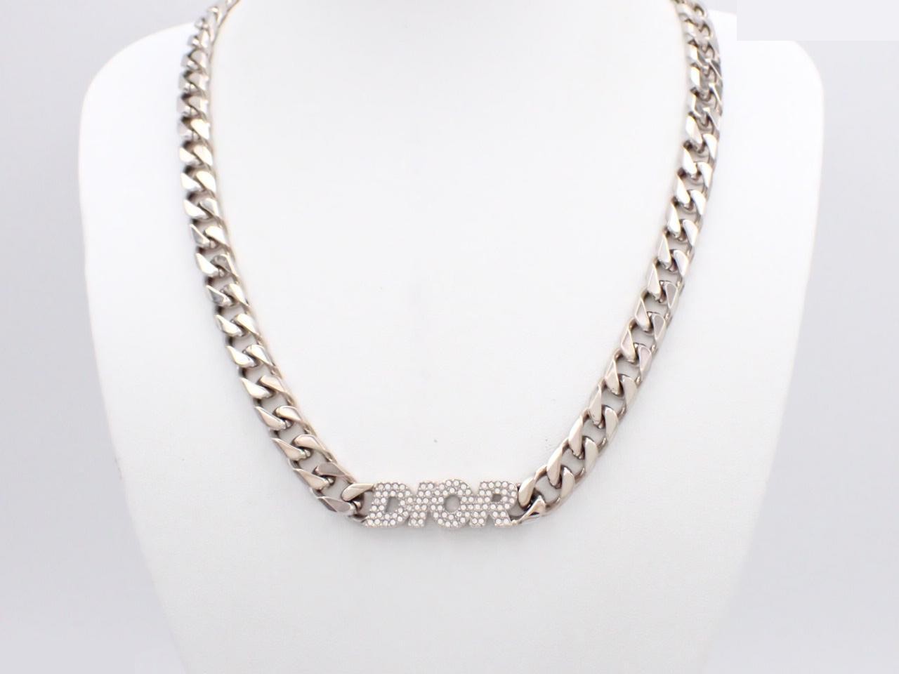 Cuban link necklace with logo pendant, neck circumference approximately 50cm — view 3