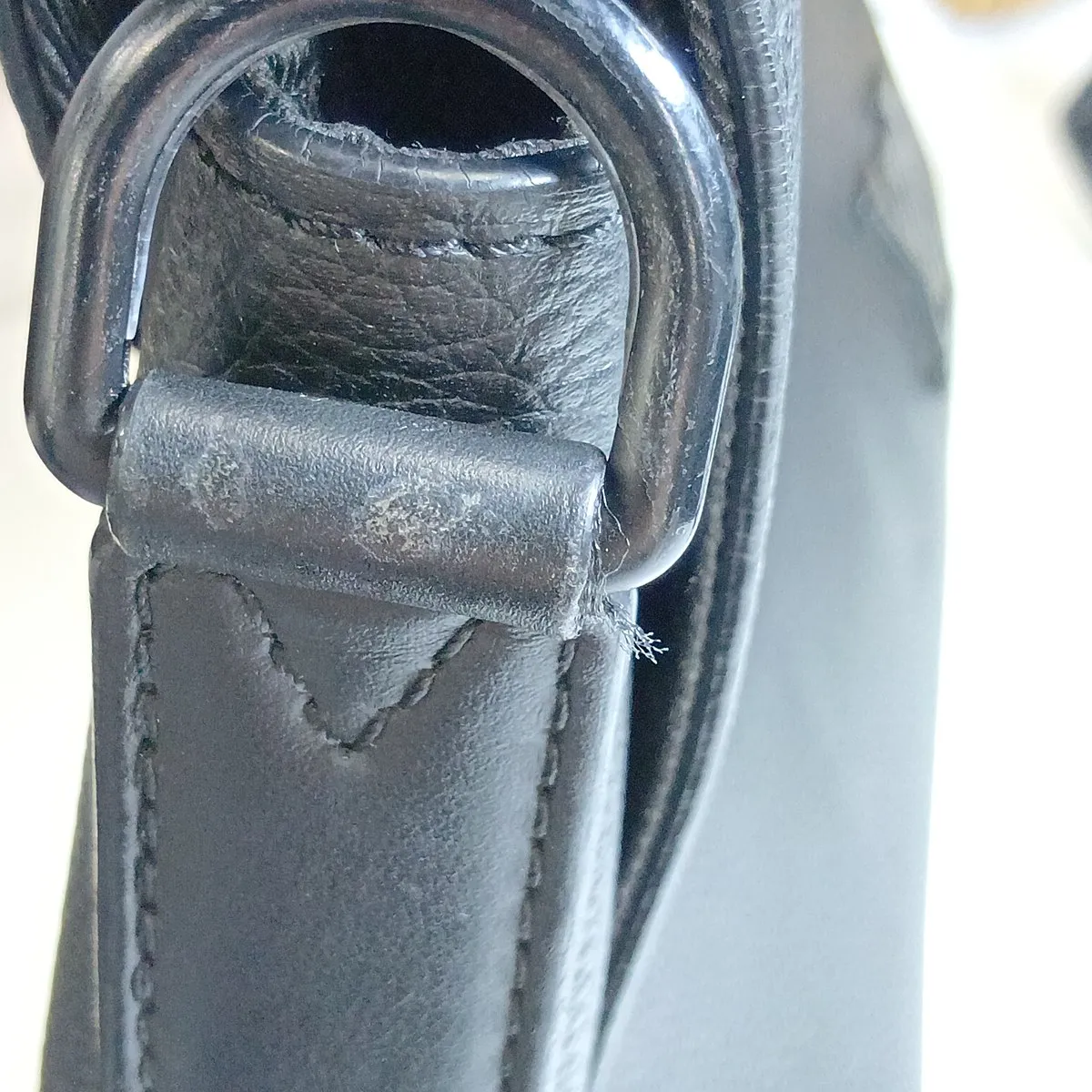 LV Aerogram Takeoff Messenger M57080 Black (RFID detected) — view 13