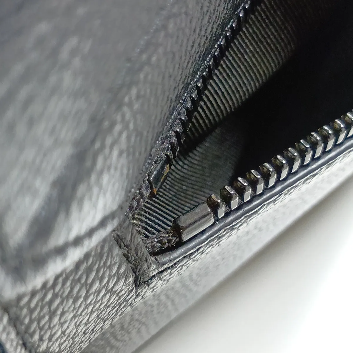 LV Aerogram Takeoff Messenger M57080 Black (RFID detected) — view 14