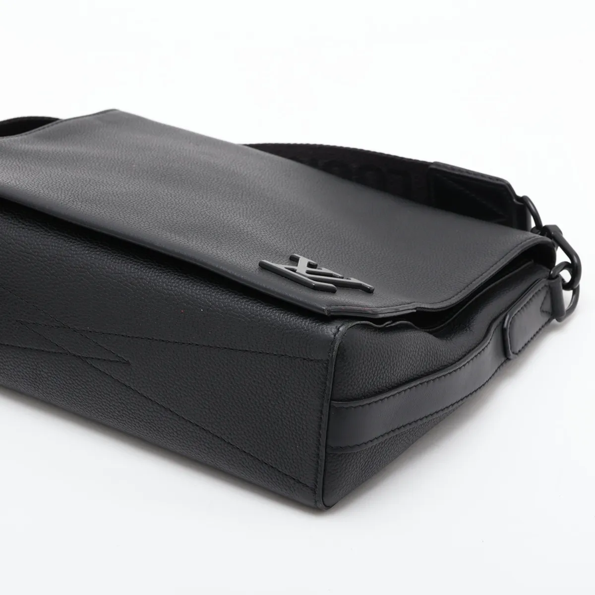 LV Aerogram Takeoff Messenger M57080 Black (RFID detected) — view 3