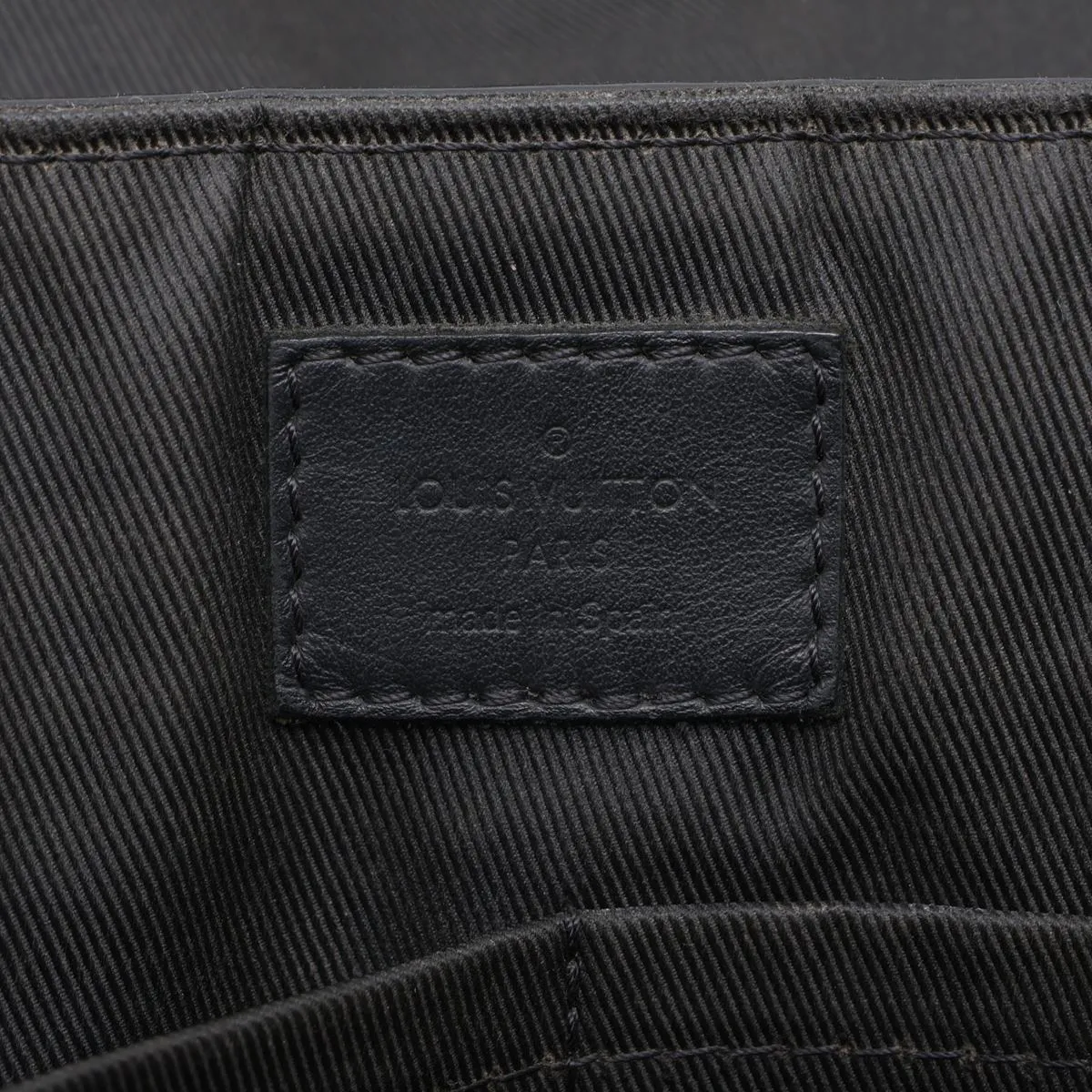 LV Aerogram Takeoff Messenger M57080 Black (RFID detected) — view 10