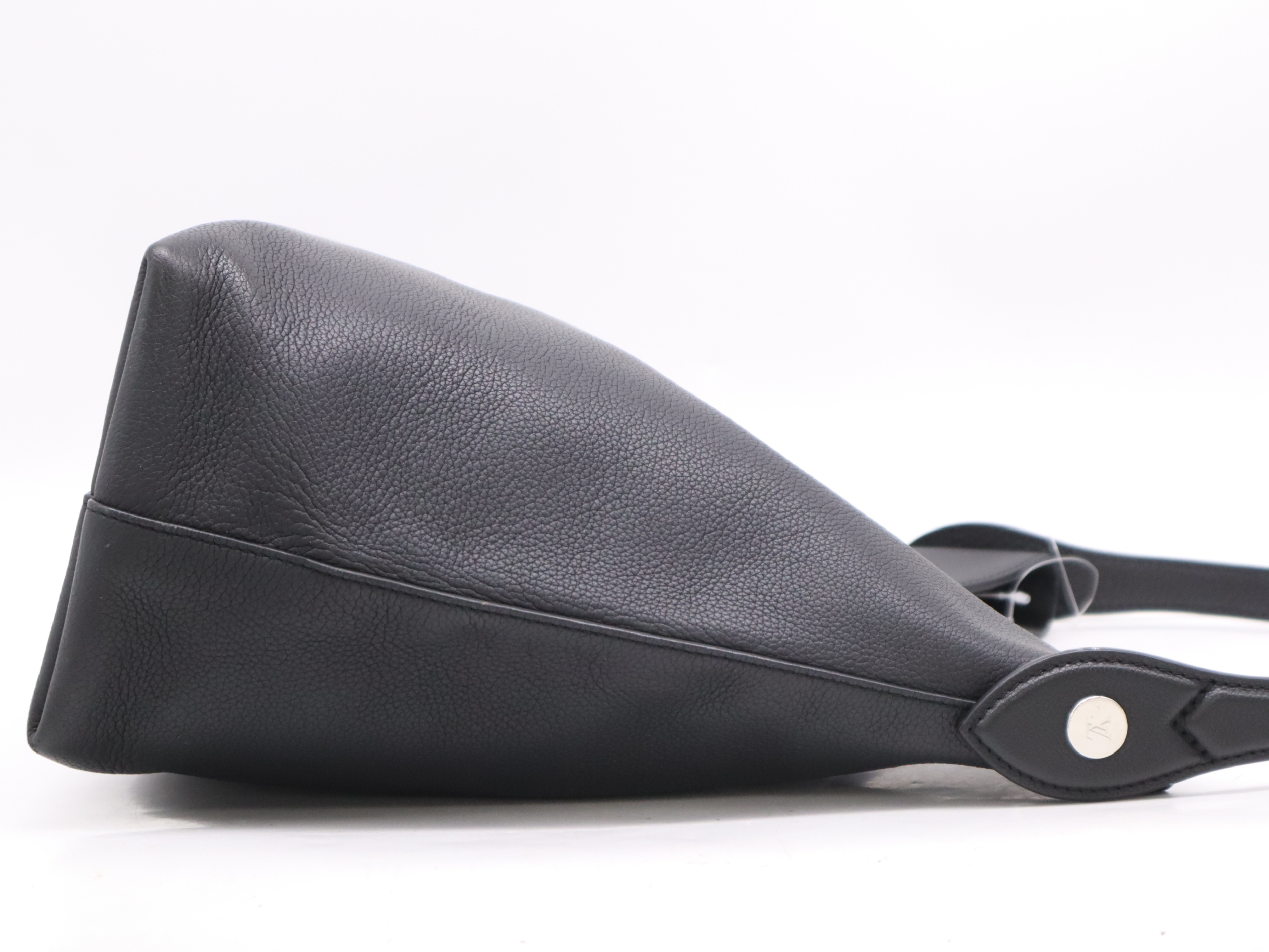 M52776 Grain Calf Leather Lock Me Hobo Noir Shoulder Bag with Crochette — view 5