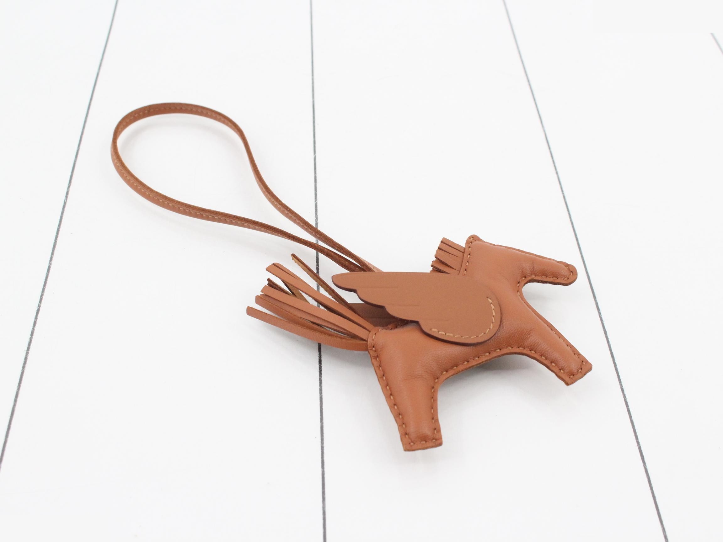 Rodeo Charm Pegasus PM, Agneau Milo x Swift, Gold, K Stamp — view 2