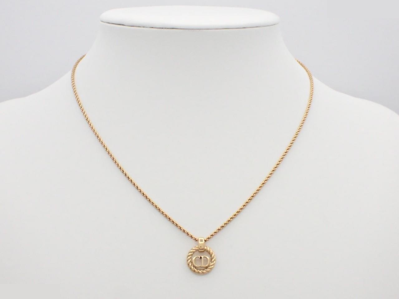 Gold necklace — view 3
