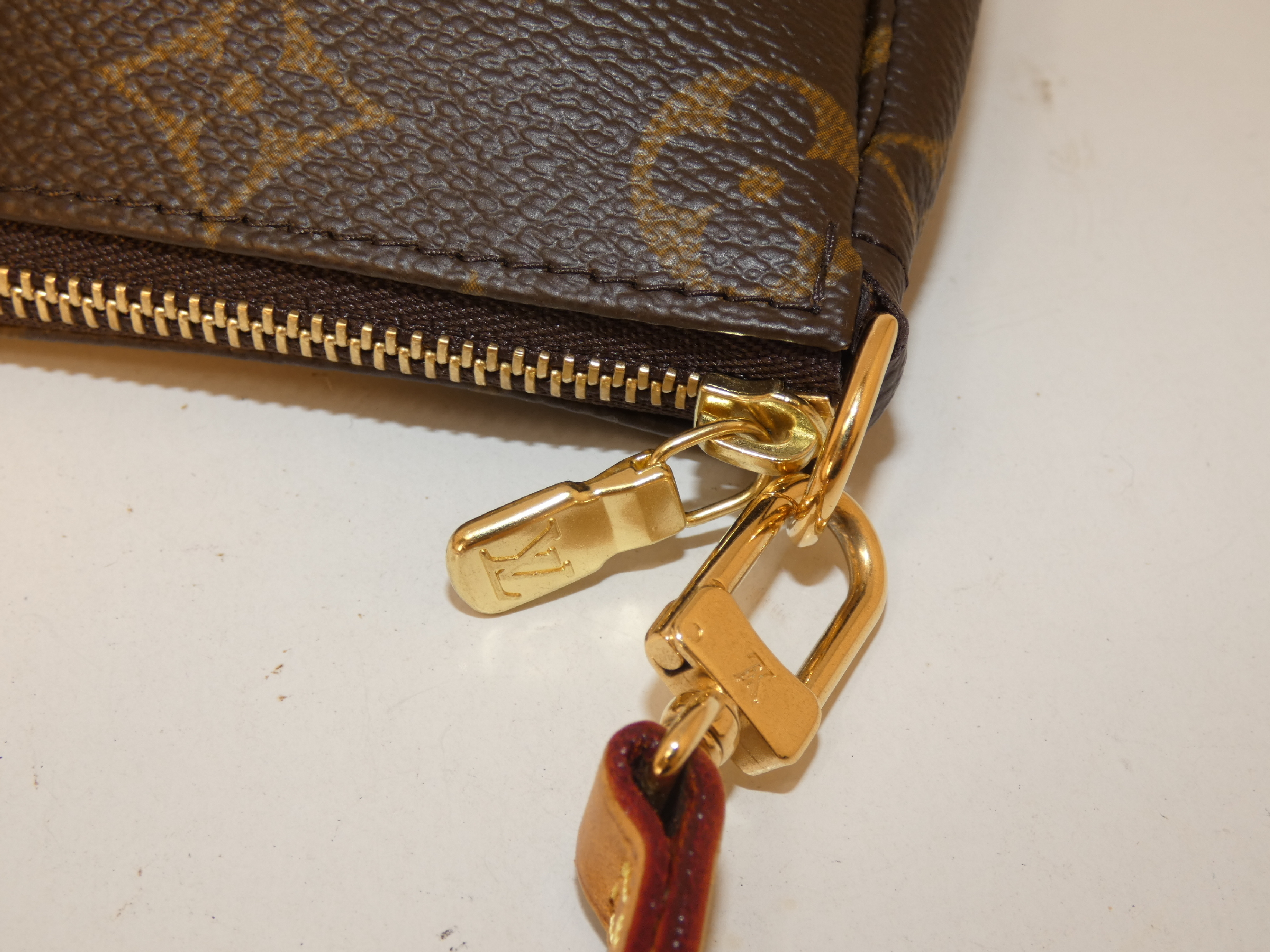 Accessoires Monogram Shoulder Pouch — view 4