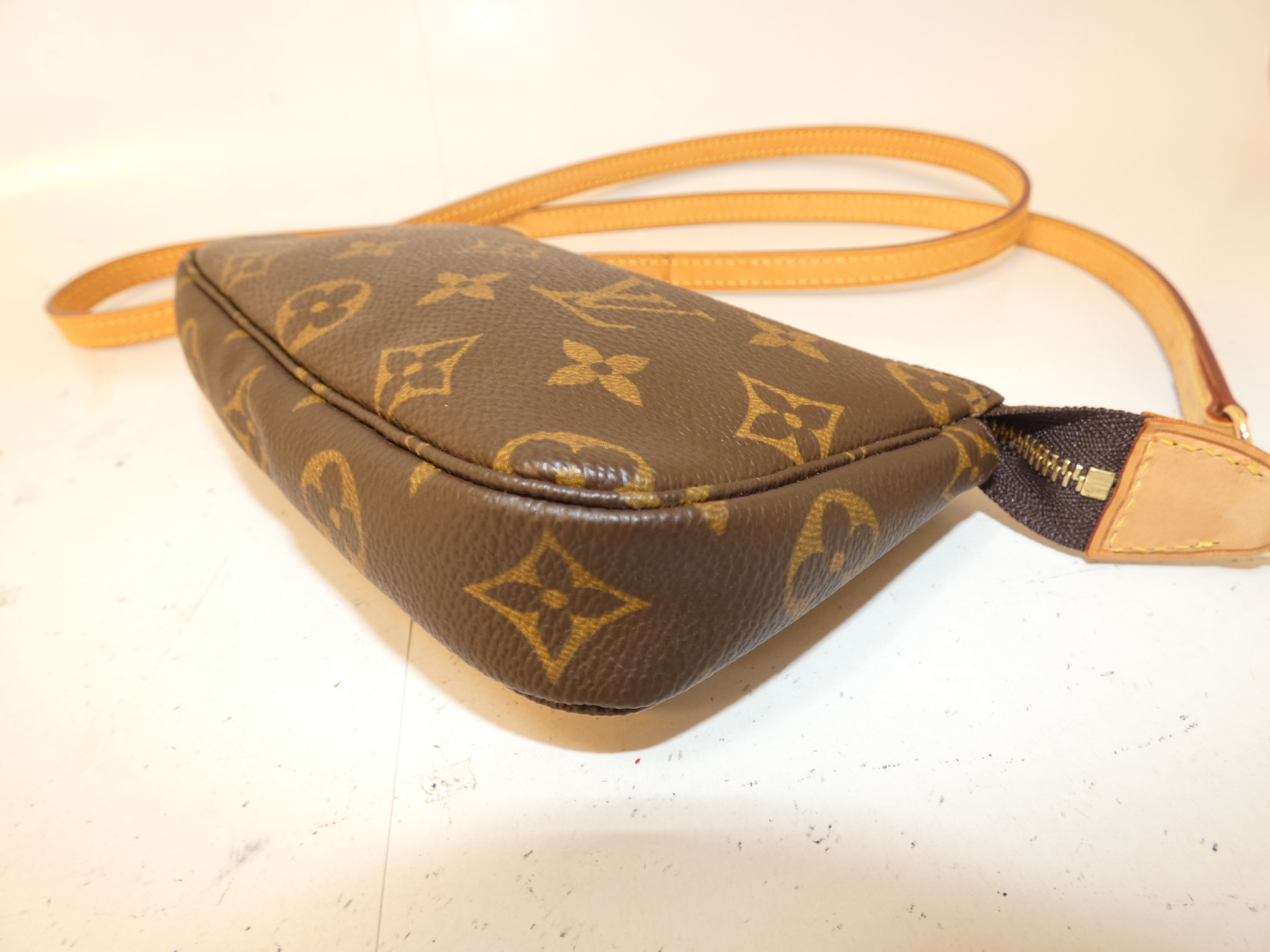Accessoires Monogram Shoulder Pouch — view 7