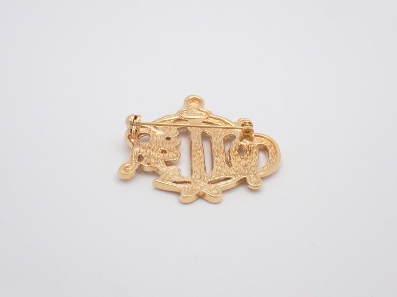 Gold brooch — view 2